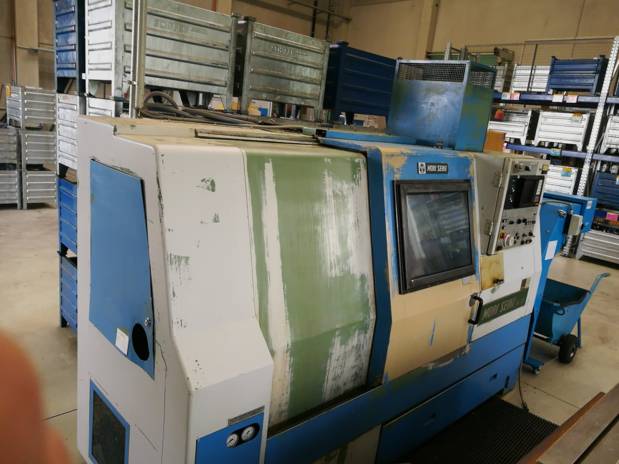 Links zicht  van MORI SEIKI SL-25A/500 machine