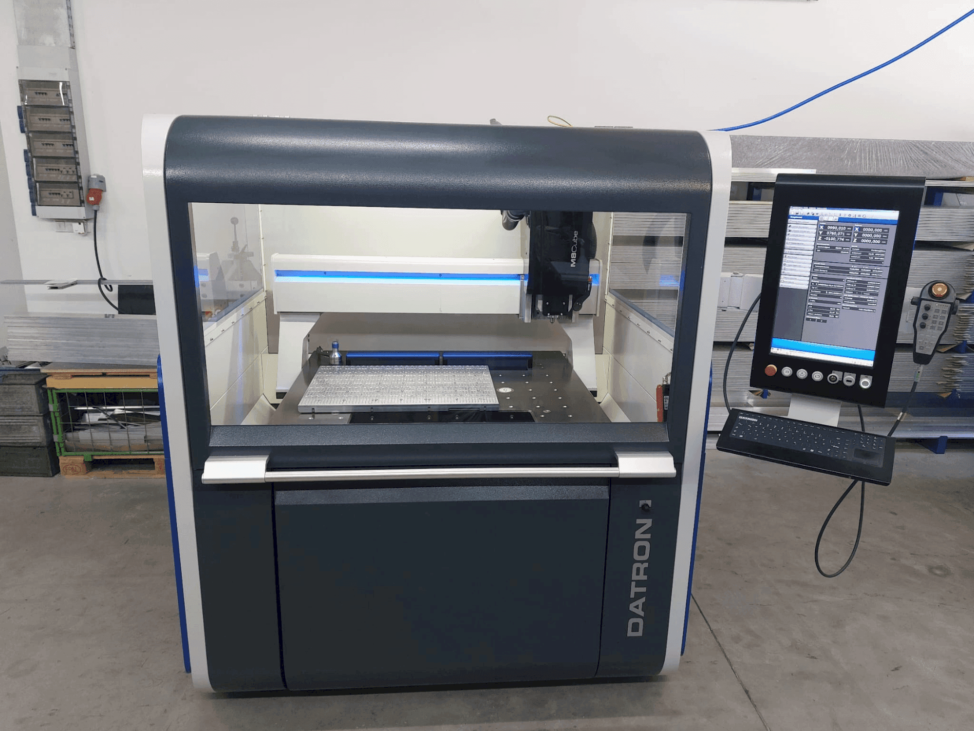 Vooraanzicht  van Datron M8 Cube  machine