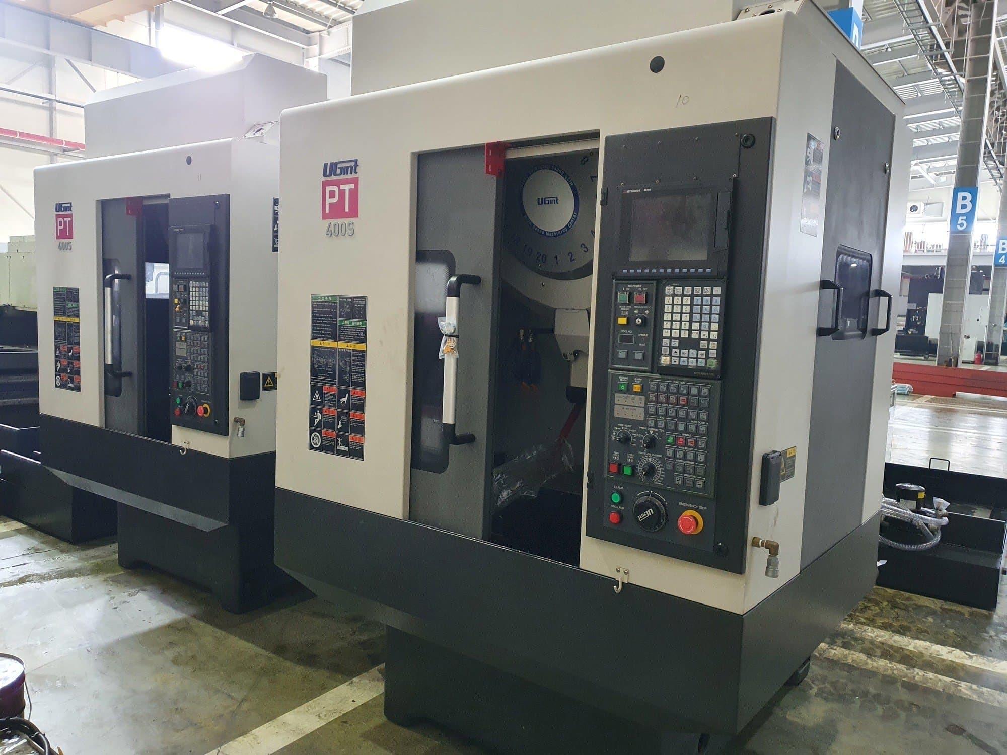 Vooraanzicht  van UGINT PT400S  machine