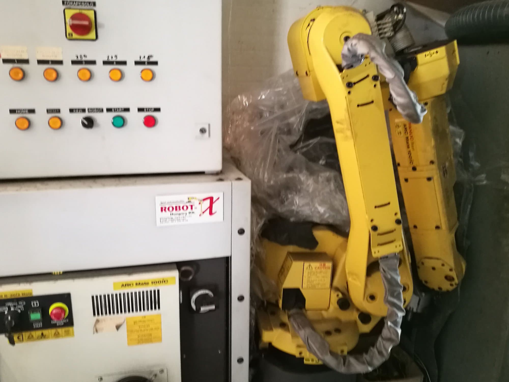Vooraanzicht  van FANUC ARC Mate 100iC machine