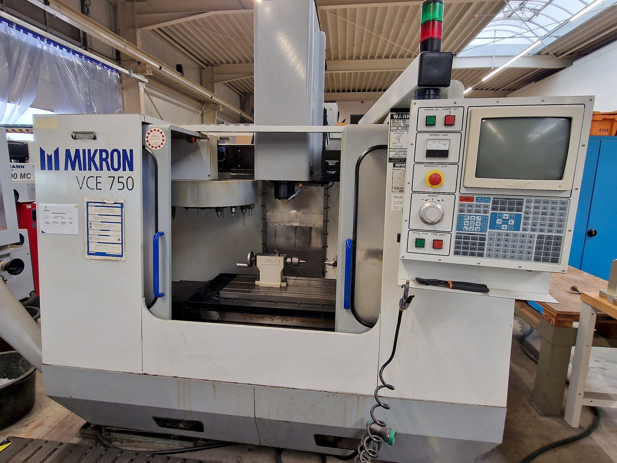 Vooraanzicht  van MIKRON Vce 750  machine