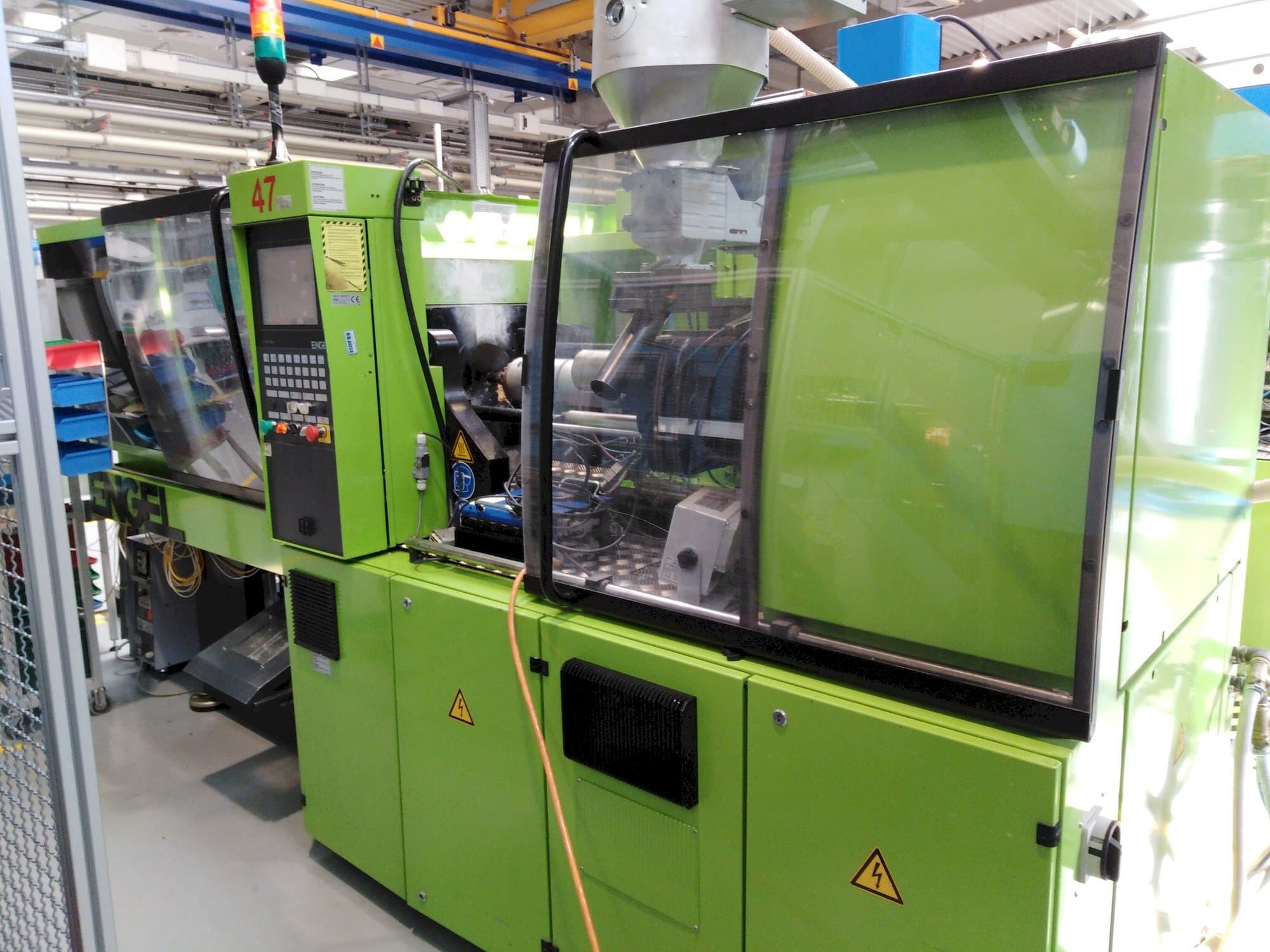 Vooraanzicht  van ENGEL Victory 330/80 Focus  machine