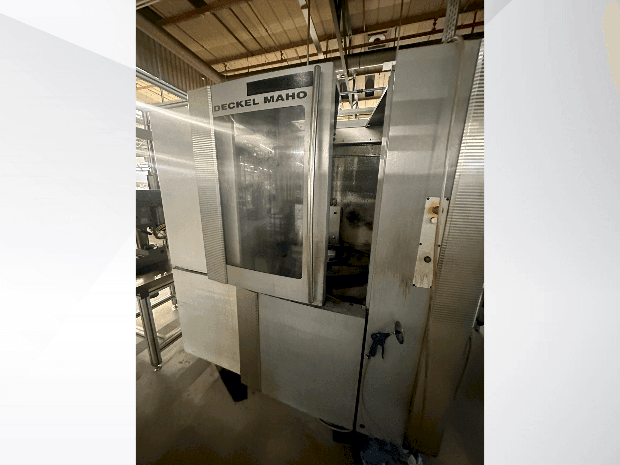 Vooraanzicht  van DECKEL MAHO DMC 50H  machine