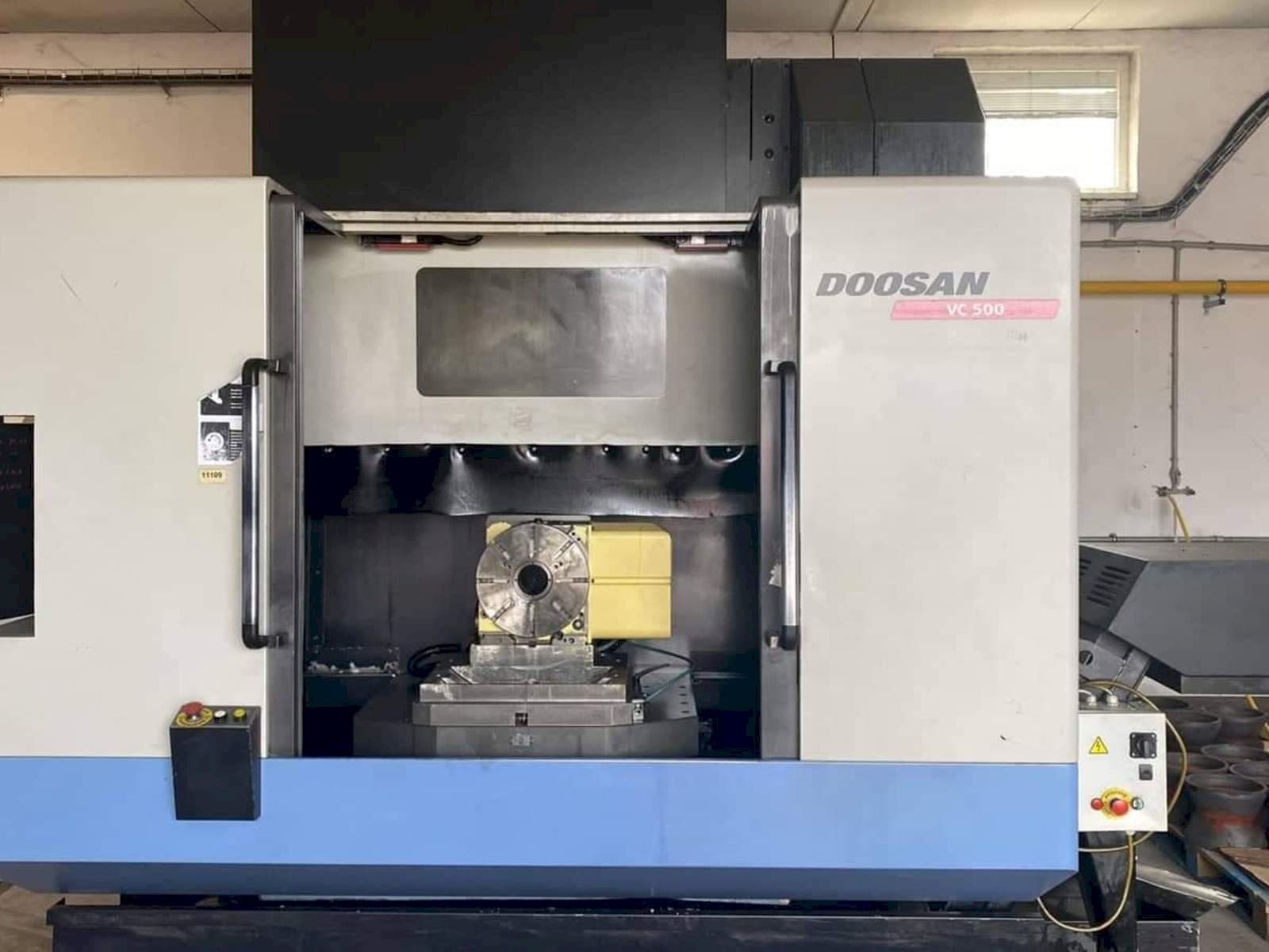 Vooraanzicht  van Doosan VC 500  machine