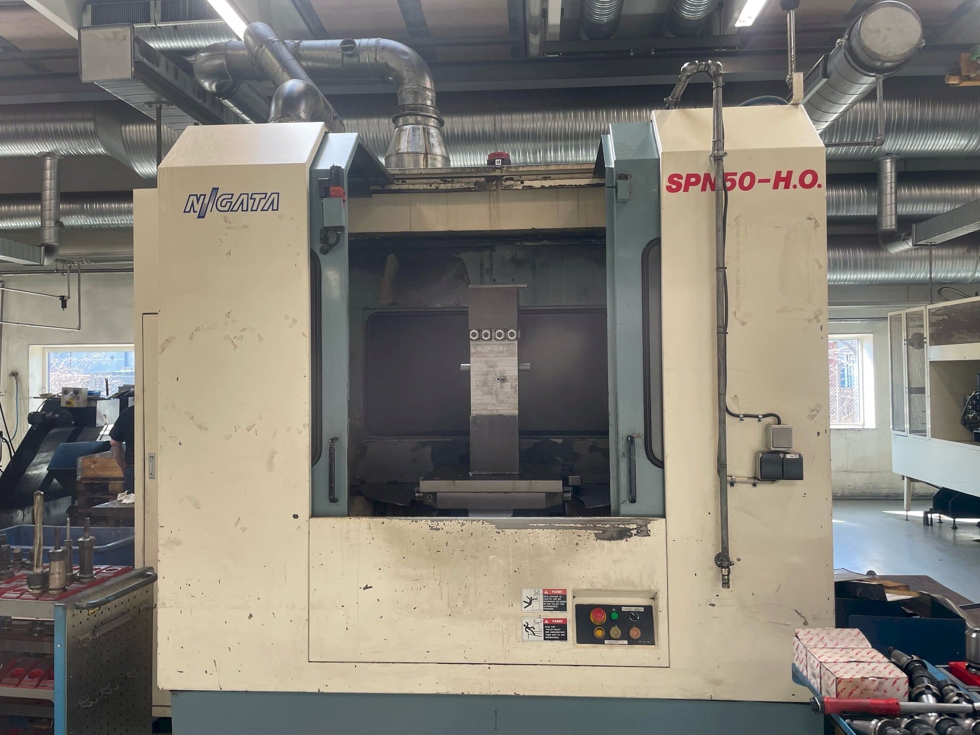 Vooraanzicht  van Niigata SPN 50-HO  machine