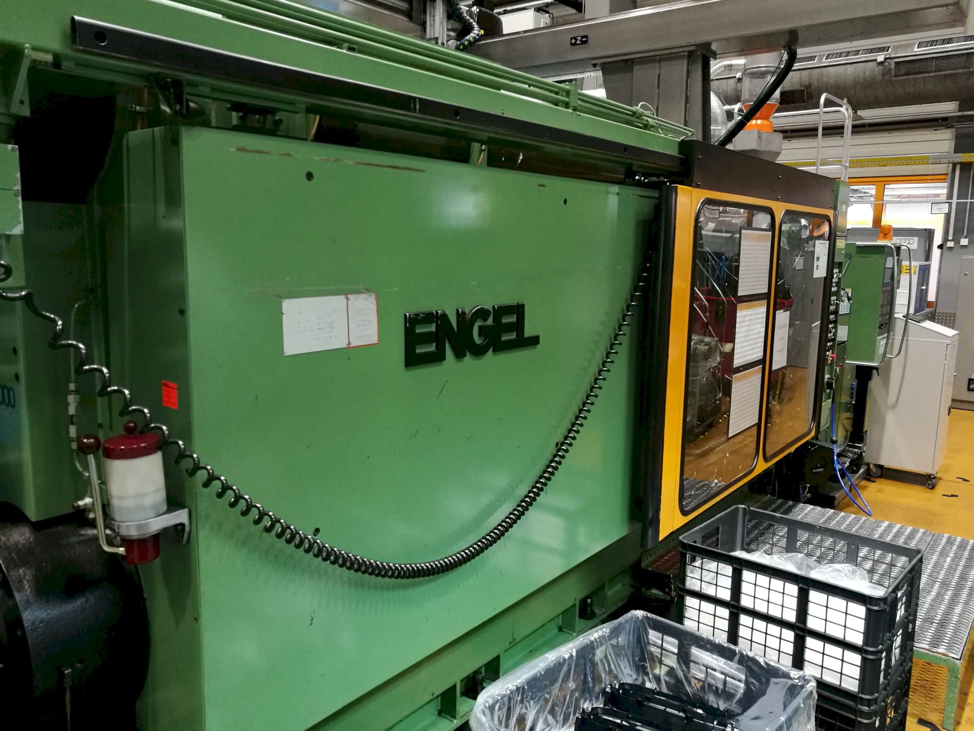 Links zicht  van ENGEL ES 4400/800 machine