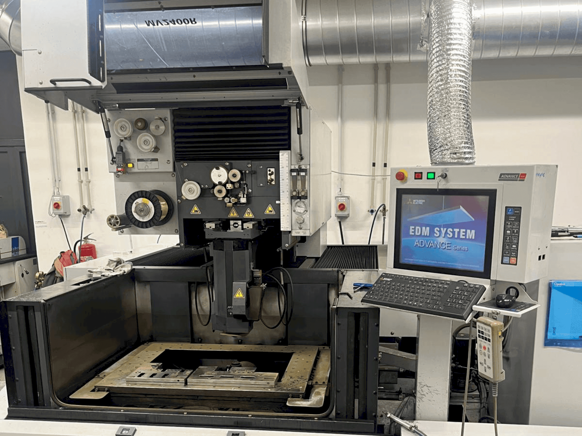 Vooraanzicht  van Mitsubishi MV2400 R  machine