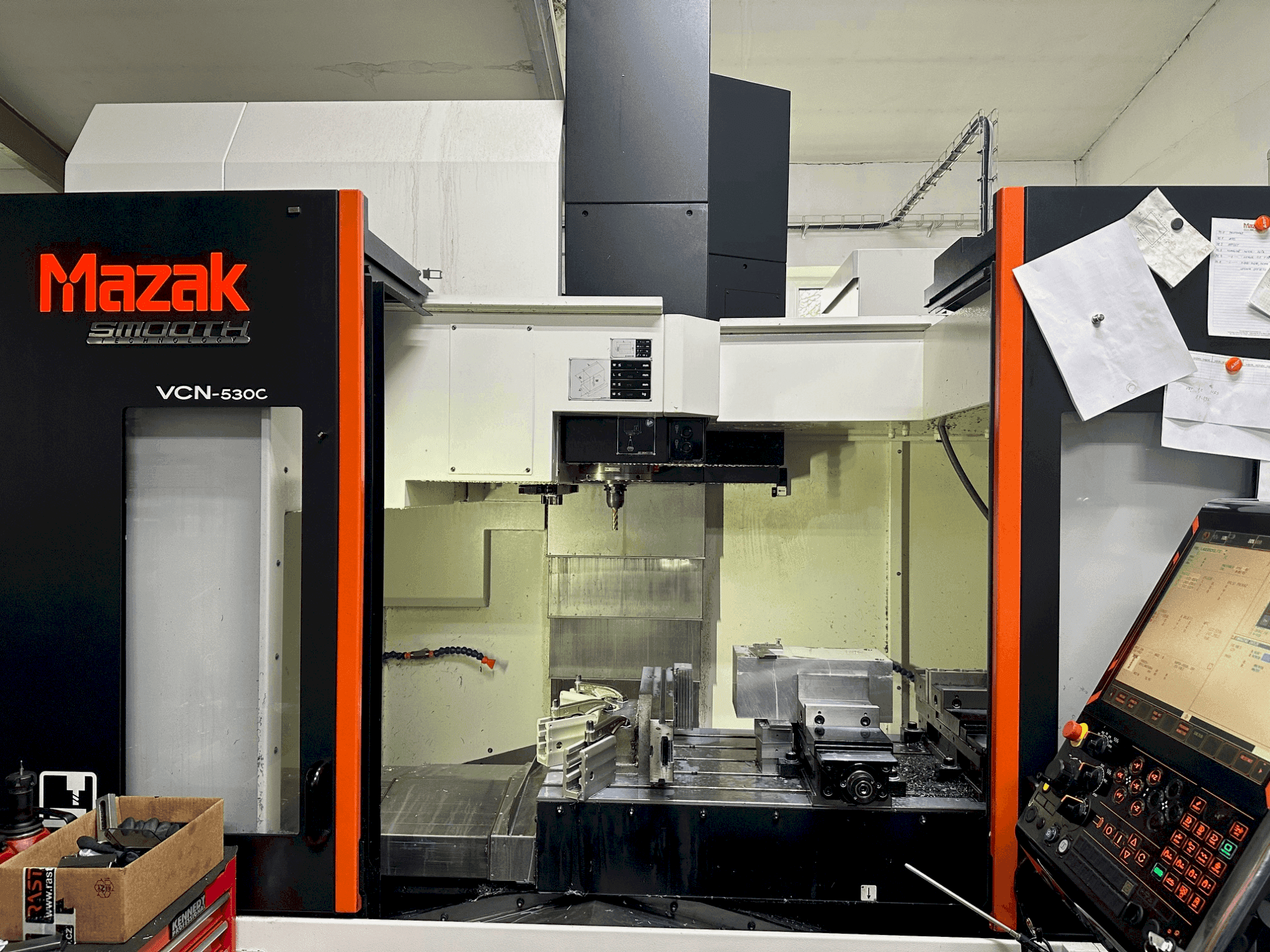 Vooraanzicht van Mazak VCN-530C machine