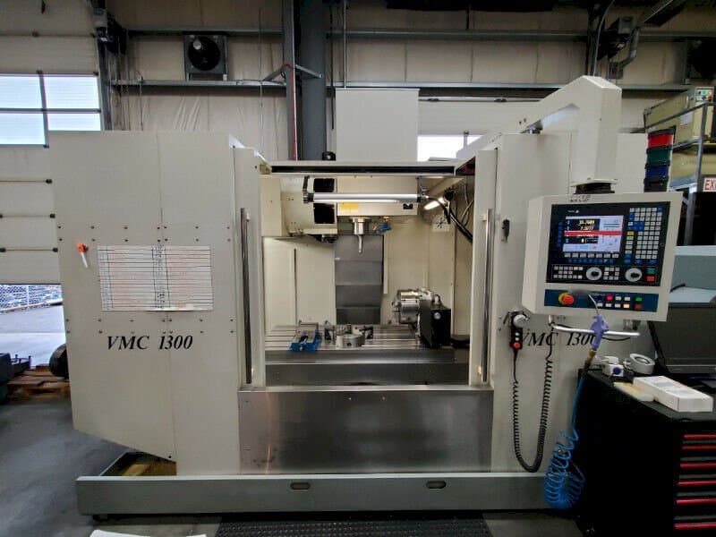 Vooraanzicht  van Modern Microcut VMC 1300  machine