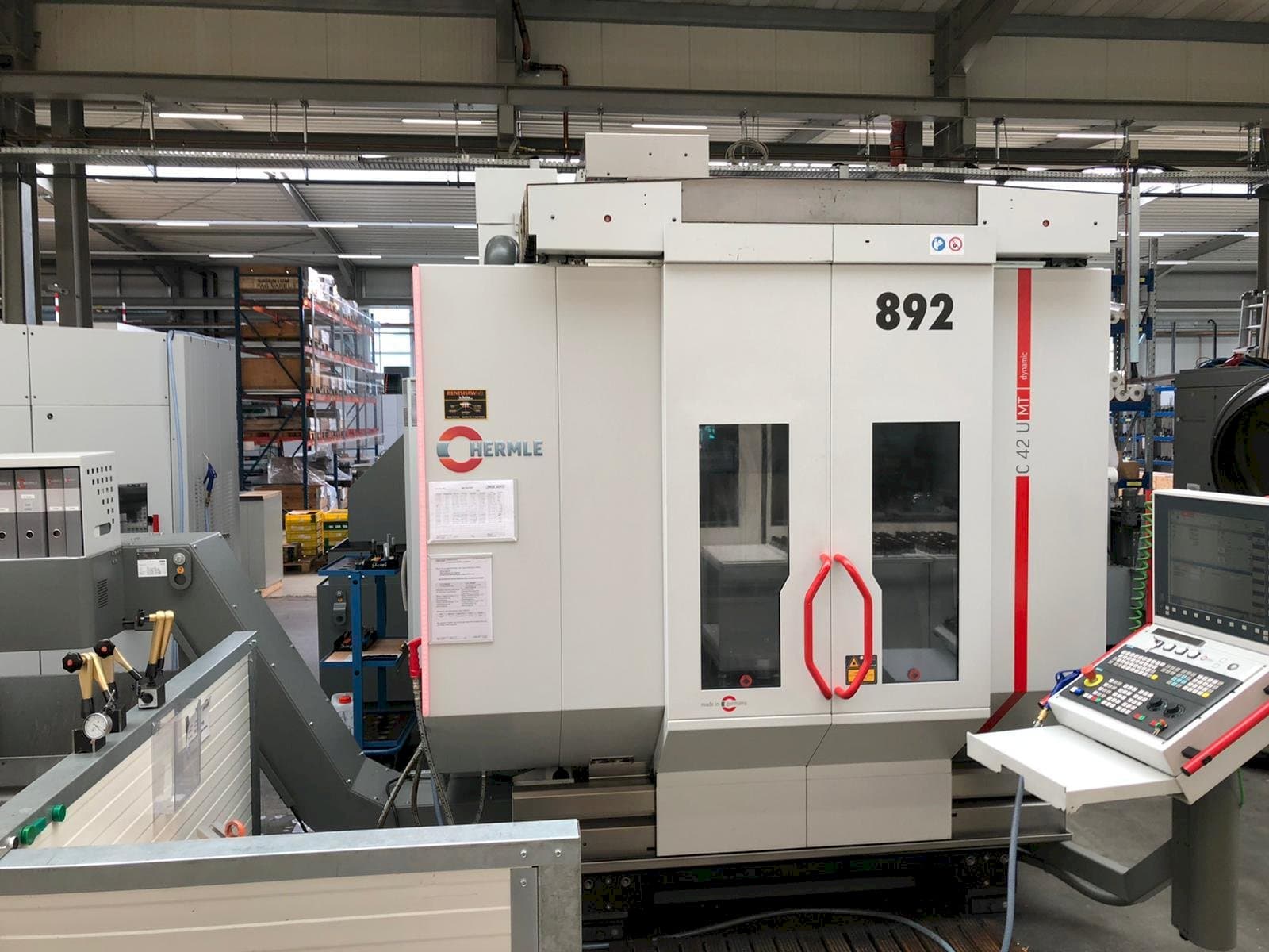 Vooraanzicht  van HERMLE C42U MT  machine