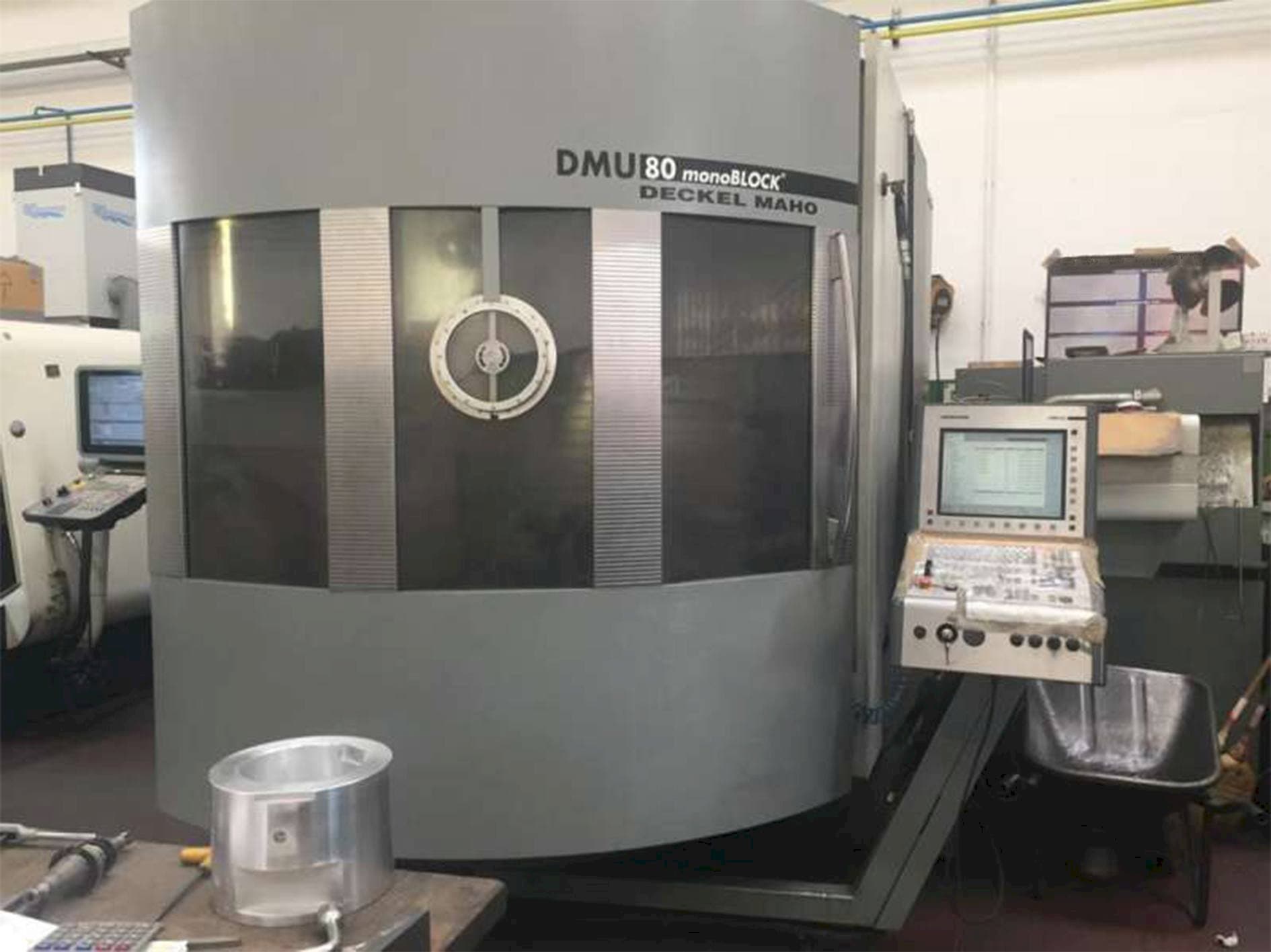 Vooraanzicht  van DECKEL MAHO DMU 80 monoblock  machine