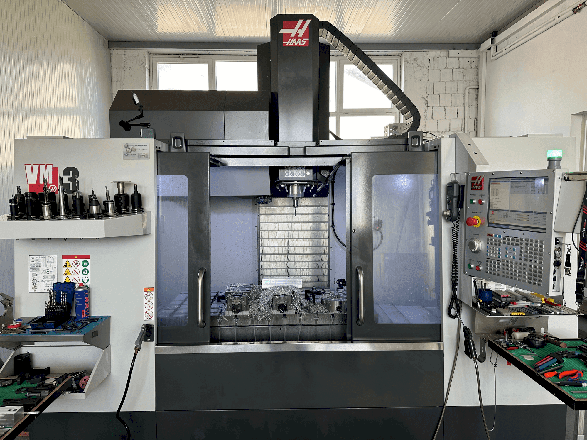 Vooraanzicht  van HAAS VM-3  machine