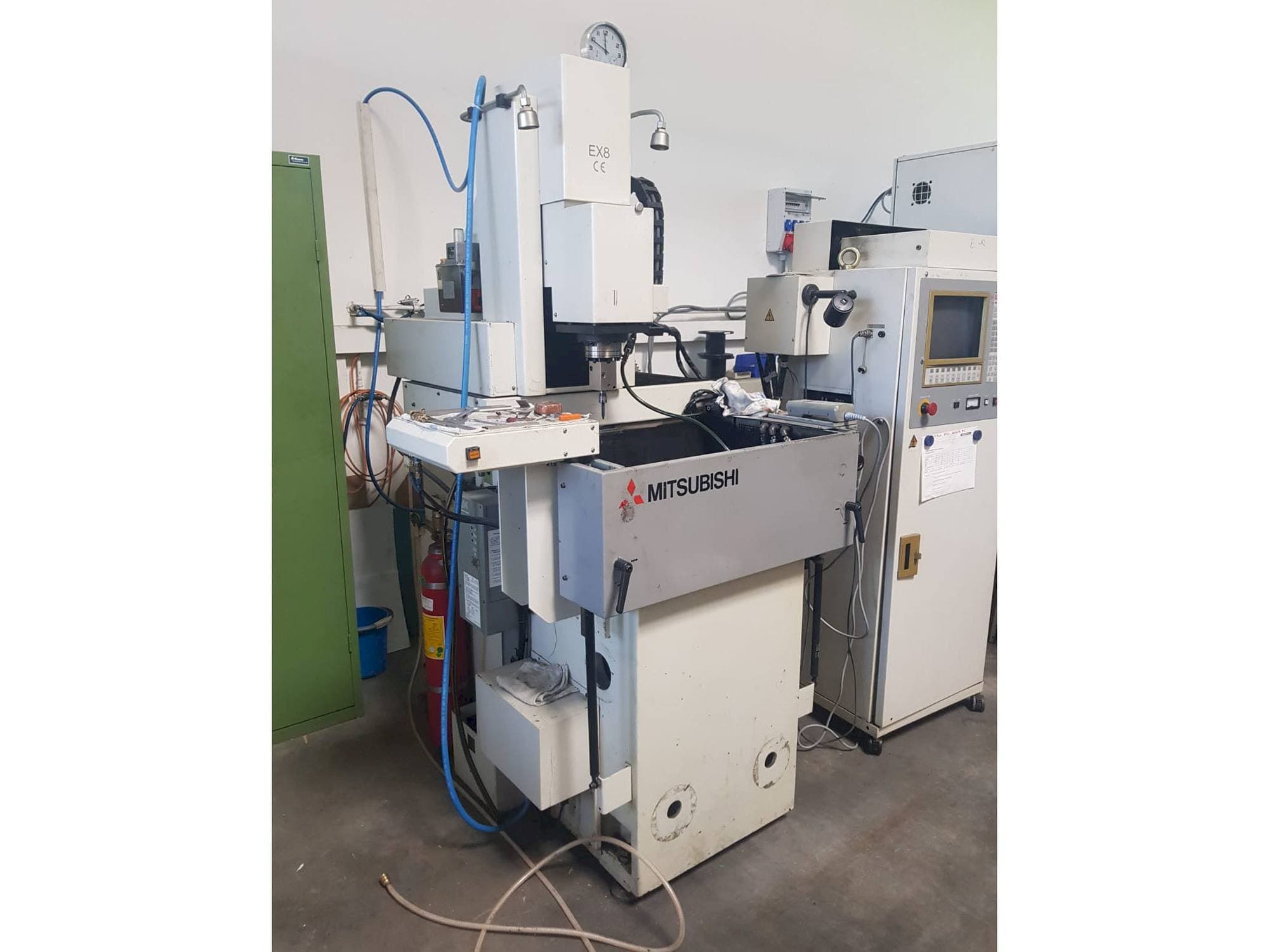 Vooraanzicht  van Mitsubishi EX 8  machine