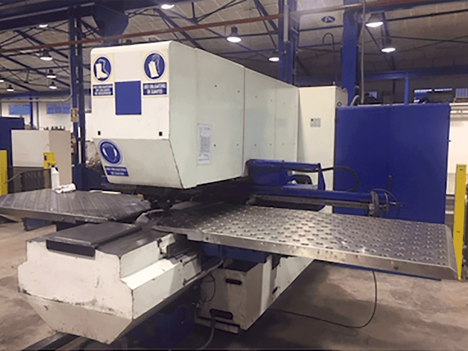 Vooraanzicht  van Trumpf Trumatic 240R  machine