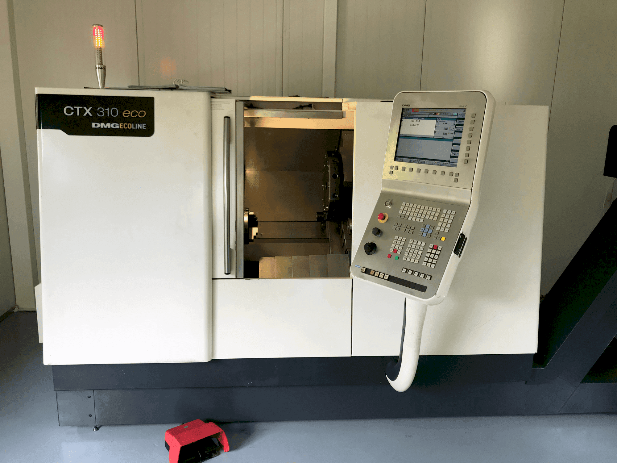 Vooraanzicht  van DMG CTX 310 ecoline  machine