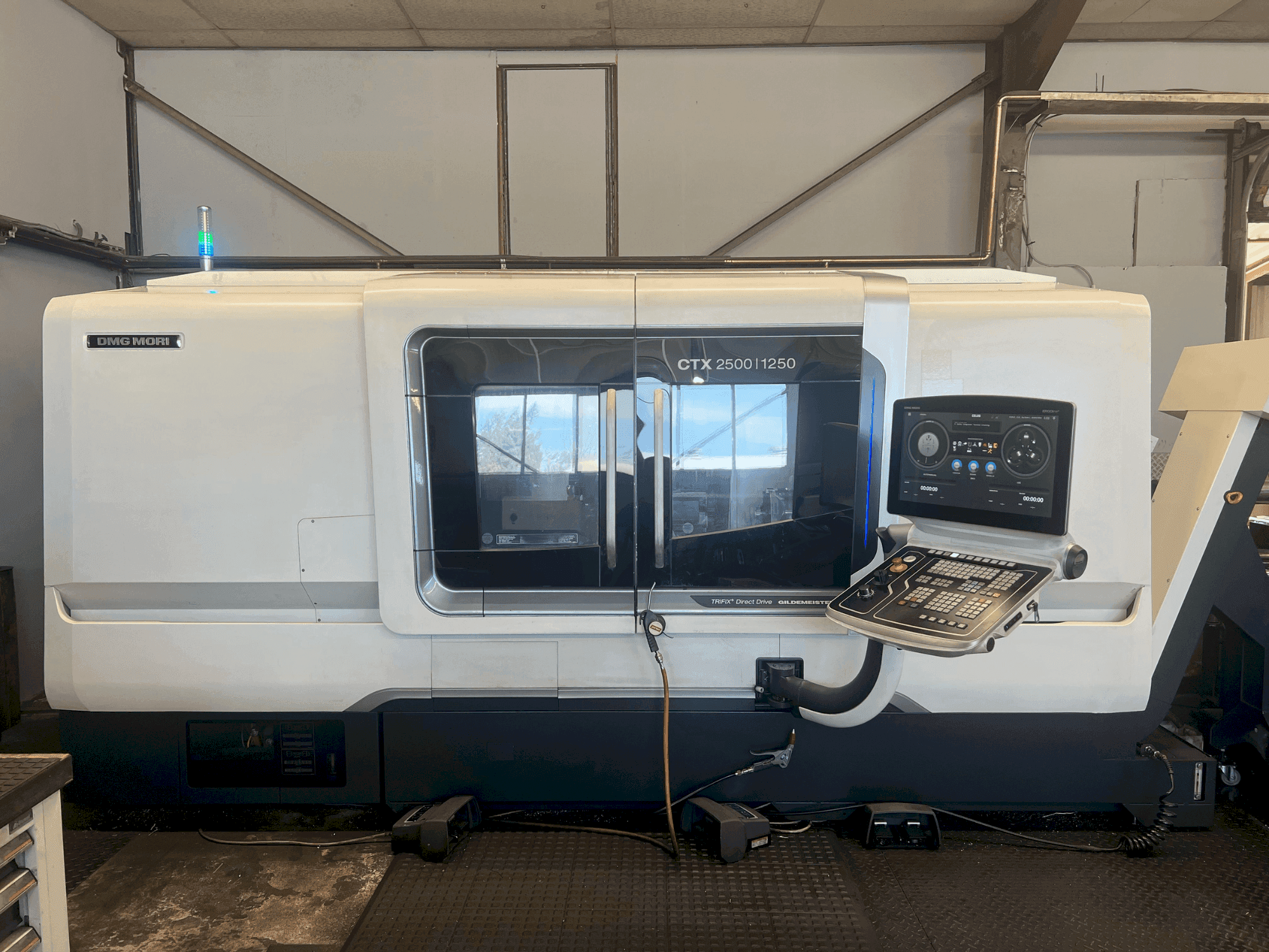 Vooraanzicht  van DMG MORI CTX 2500/1250  machine