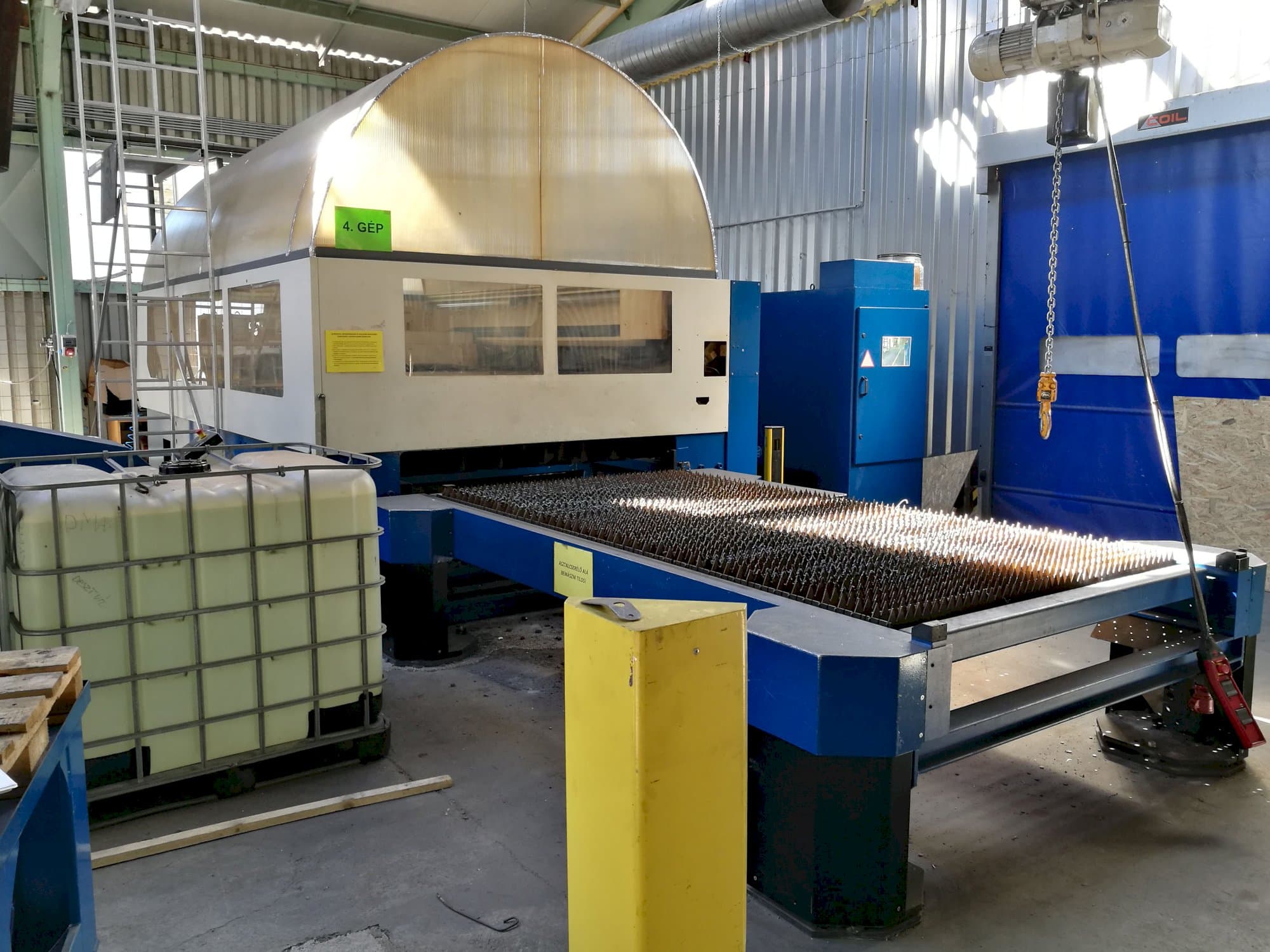 Linkerzijdeaanzicht  van Trumpf Trumatic L 3030 machine