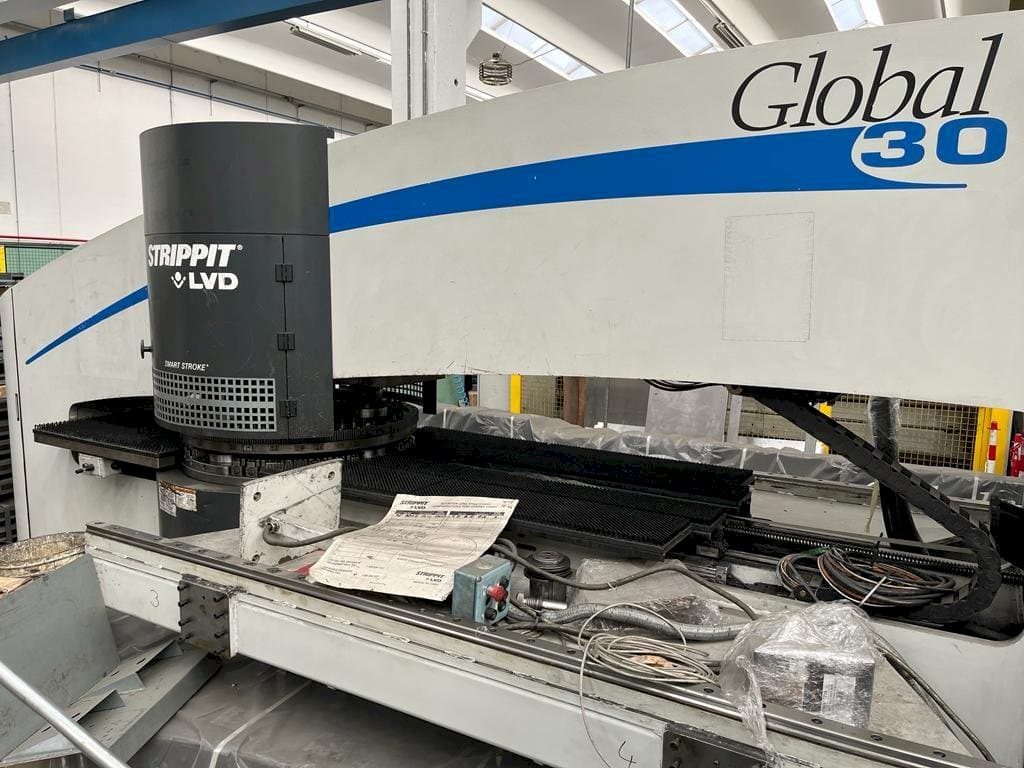 Vooraanzicht  van LVD Strippit Global 30 1525  machine