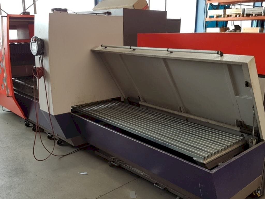 Vooraanzicht van Bystronic Byvention 3015 machine