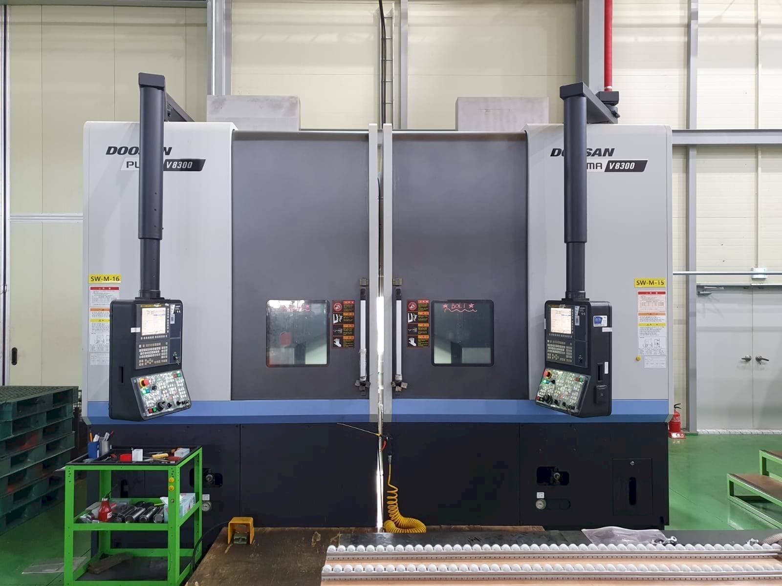 Vooraanzicht  van Doosan V8300R  machine