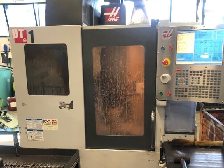 Vooraanzicht van HAAS DT1 machine