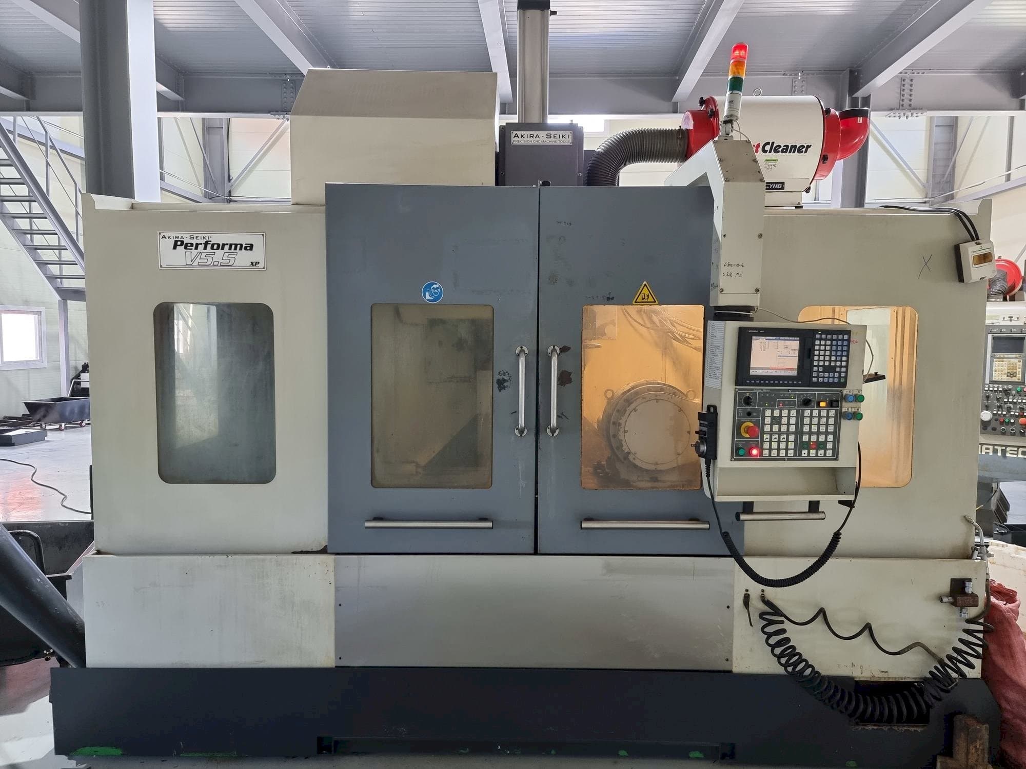 Vooraanzicht  van Akira Seiki V5.5  machine