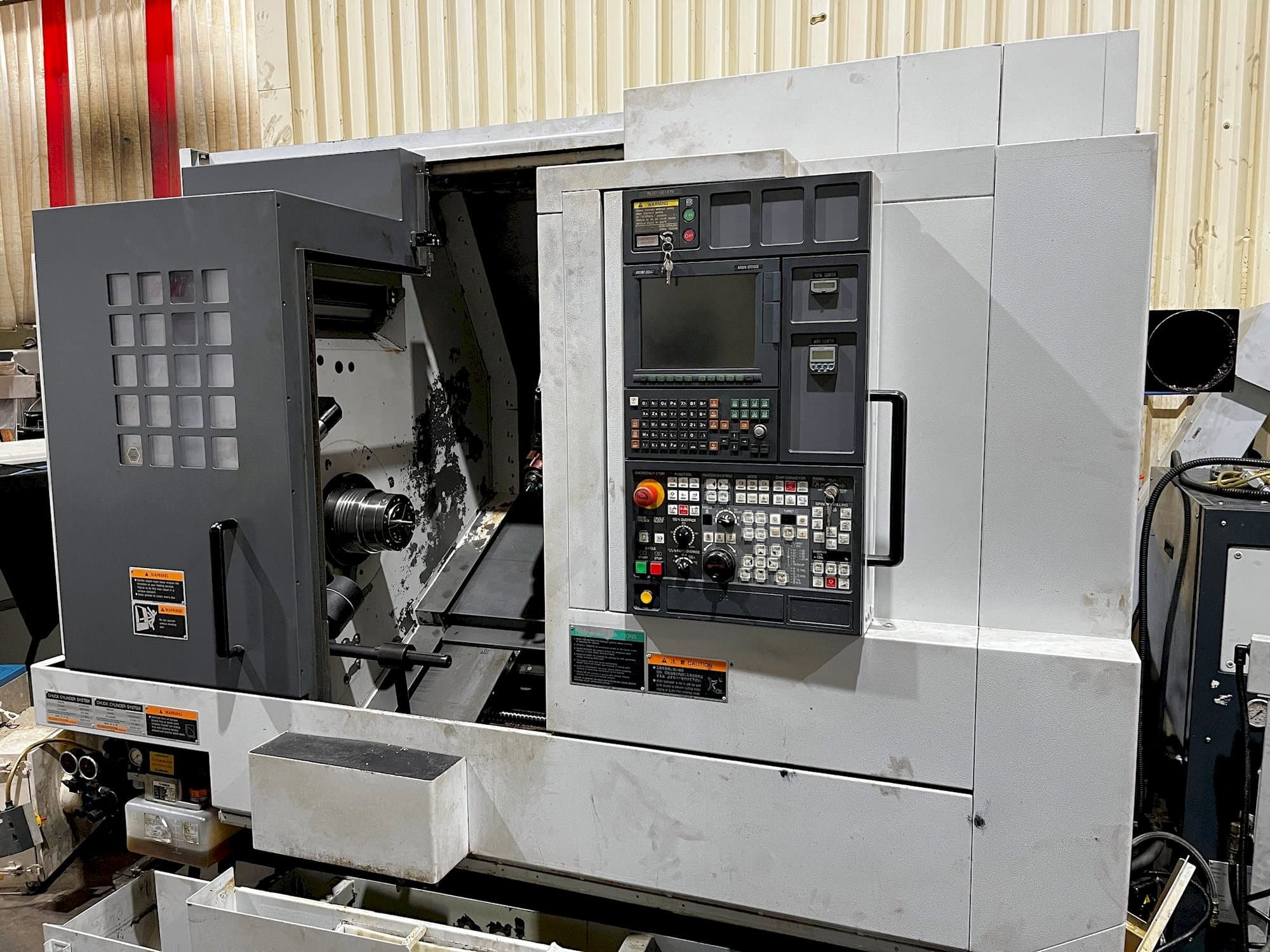 Vooraanzicht  van MORI SEIKI NL 2000SY/500  machine