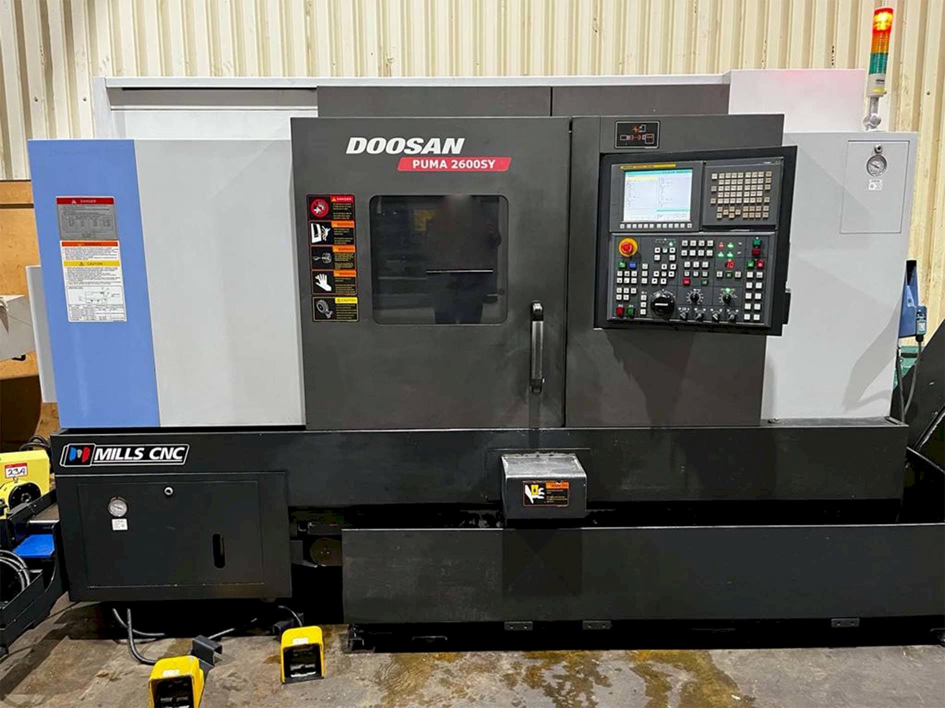 Vooraanzicht  van Doosan Puma 2600SY  machine