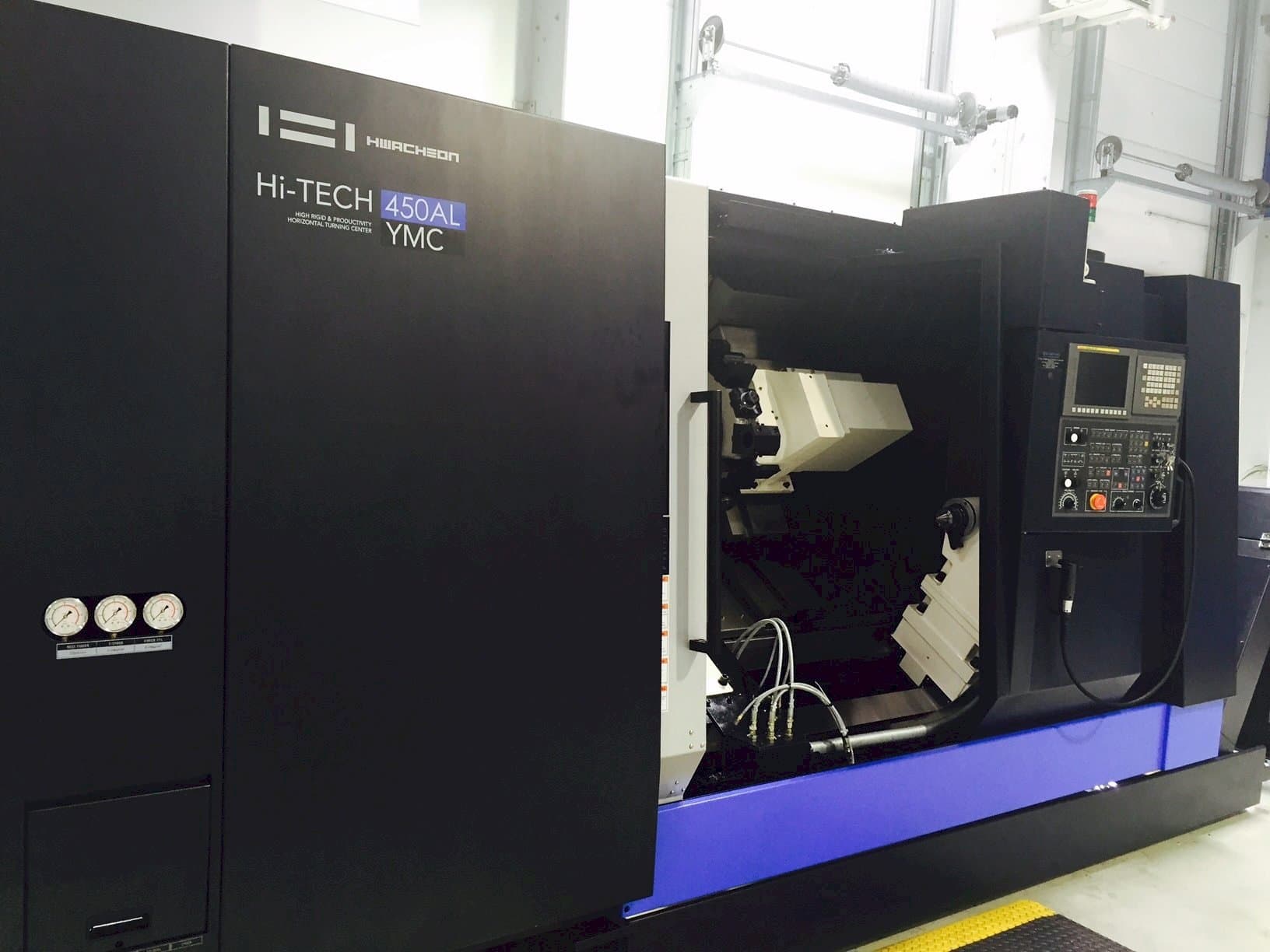 Vooraanzicht van HWACHEON HI-TECH 450AL YMC machine