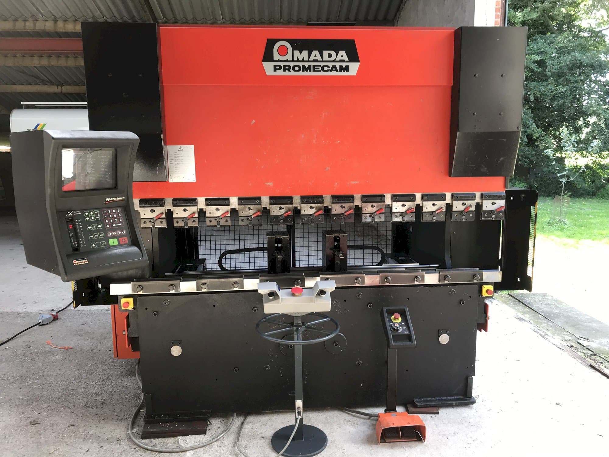 Vooraanzicht  van AMADA Promecam HFBO  machine