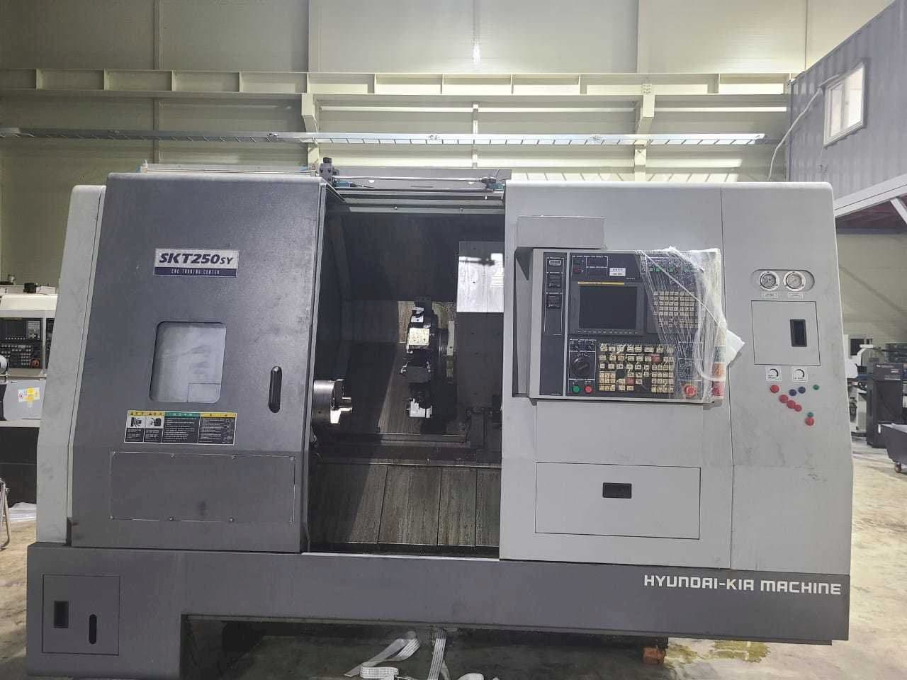 Vooraanzicht  van Hyundai Kia SKT250SY  machine