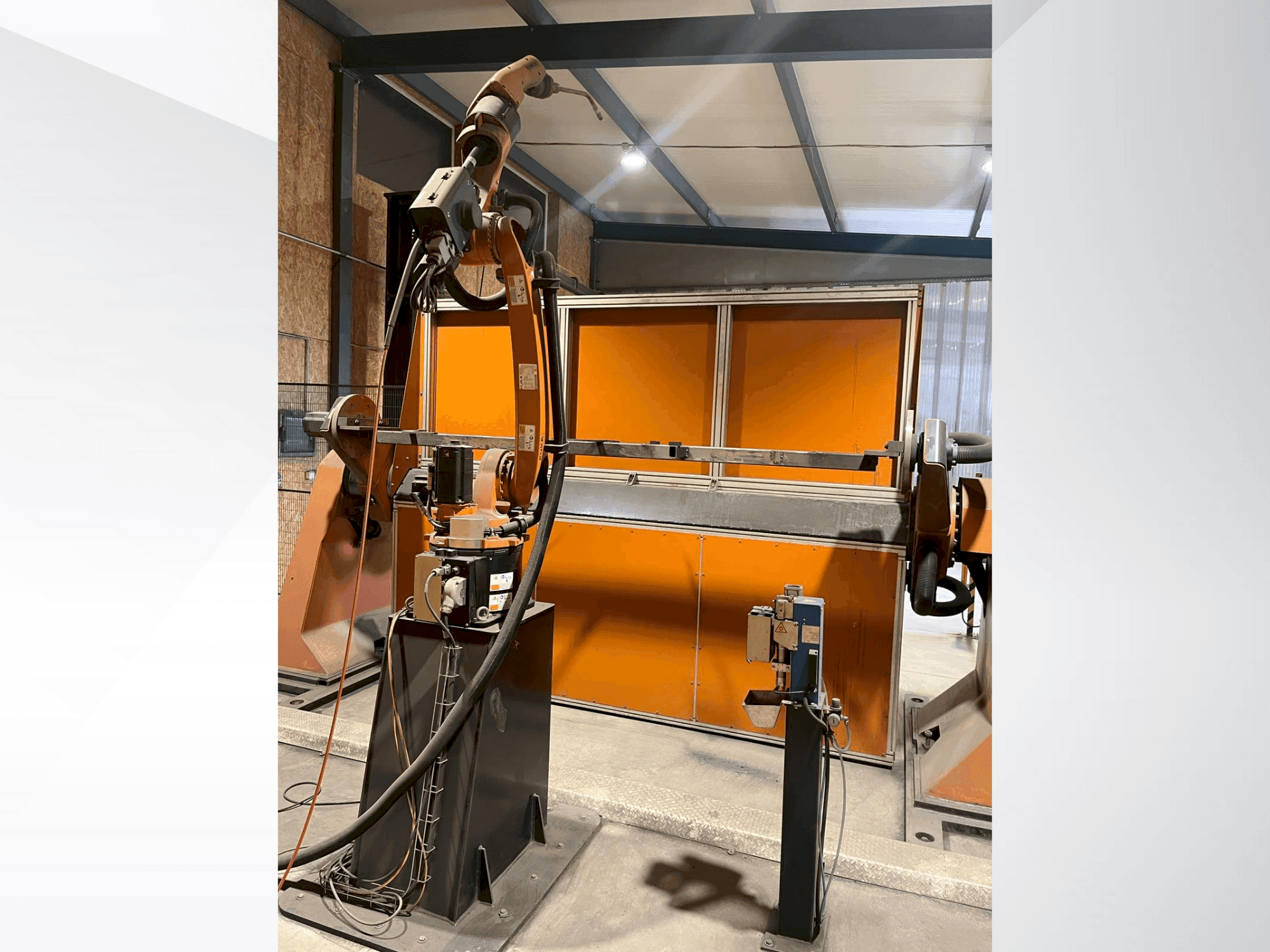 Vooraanzicht  van KUKA KR8 R2100-2 arc HW  machine
