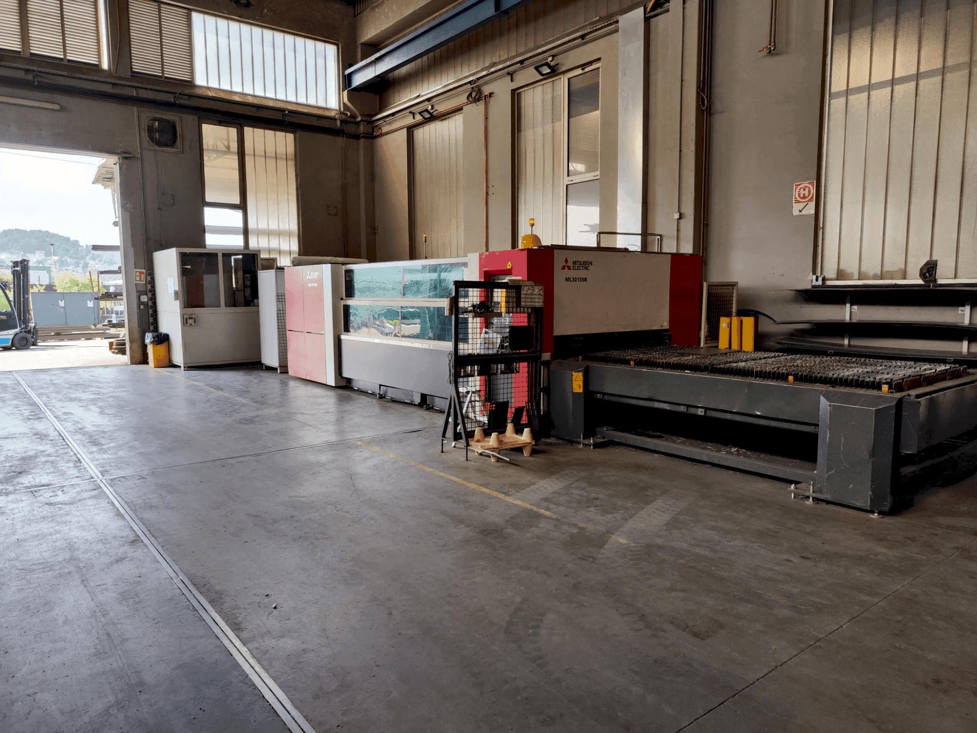 Vooraanzicht  van Mitsubishi ML 3015 SR  machine