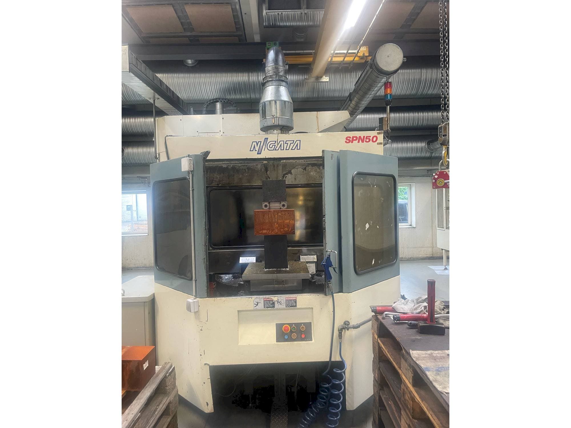 Vooraanzicht  van Niigata SPN 50  machine