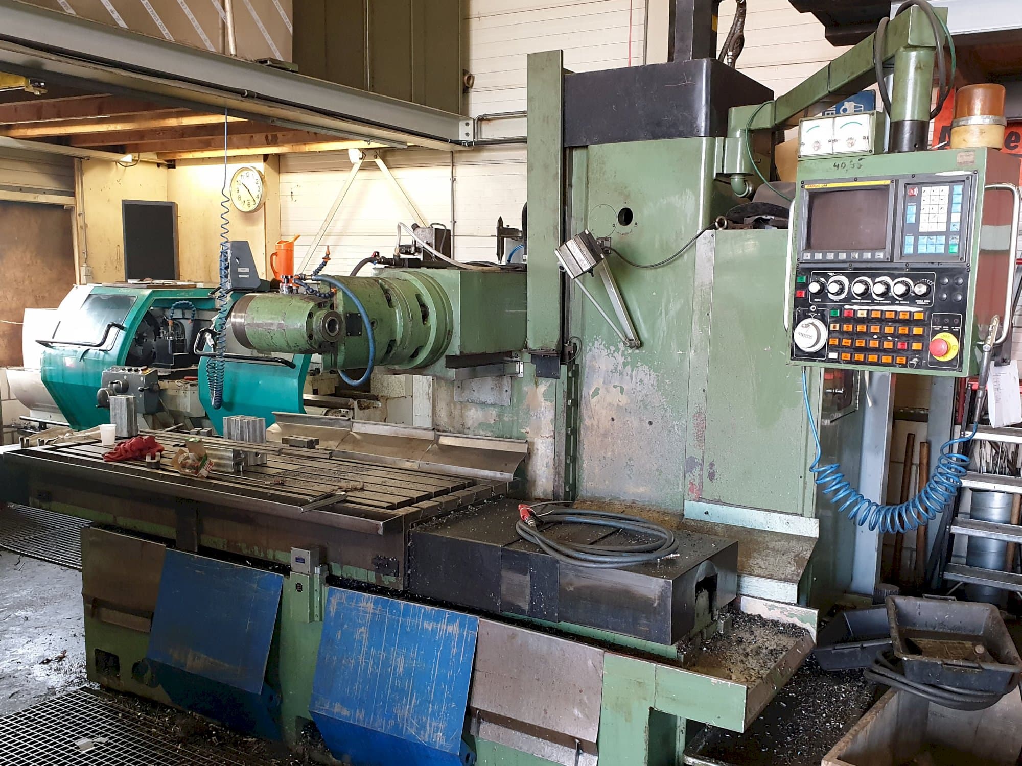 Vooraanzicht  van YCM X 1800 machine