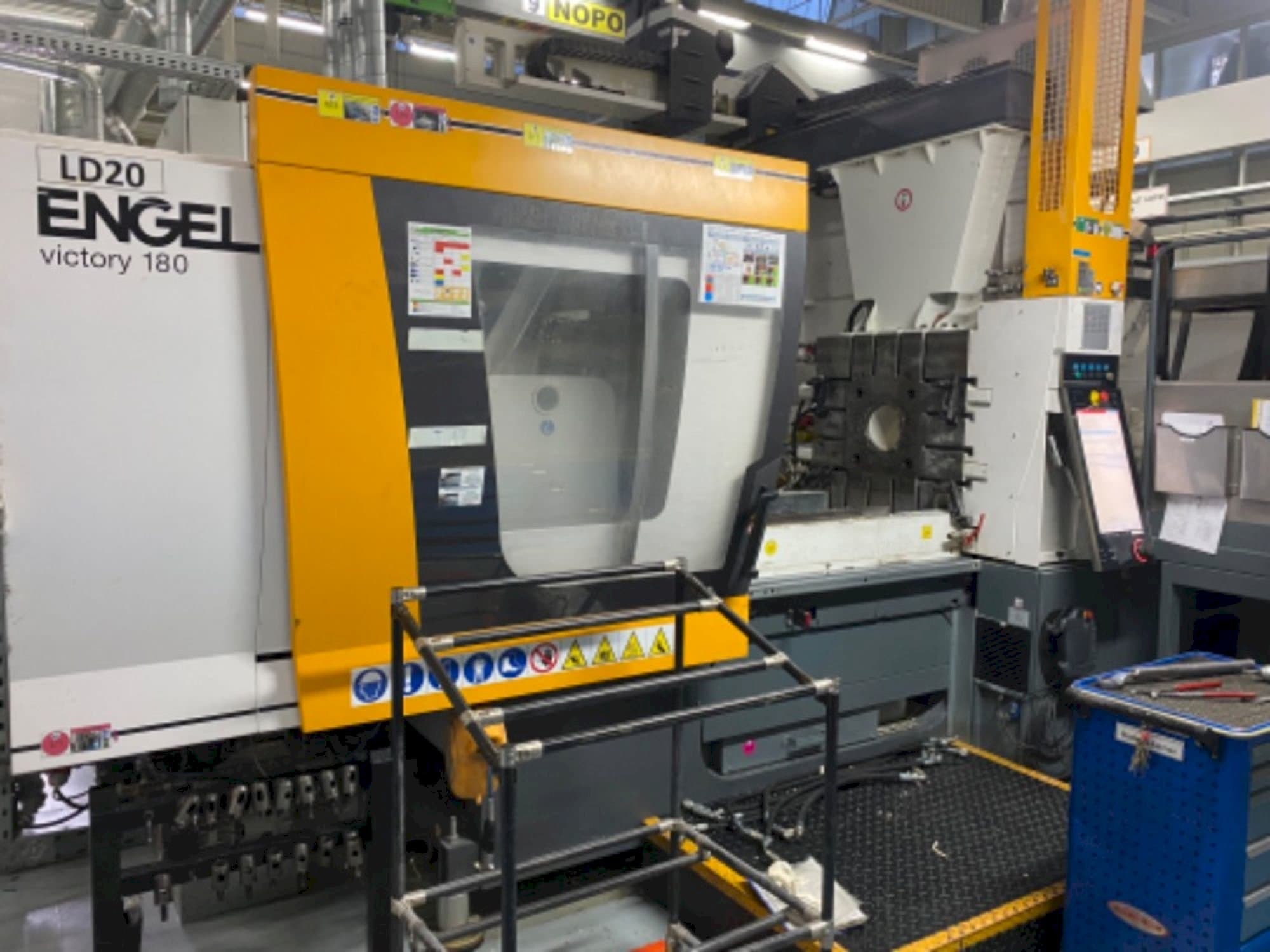 Vooraanzicht van Engel Victory 330/180 Tech machine