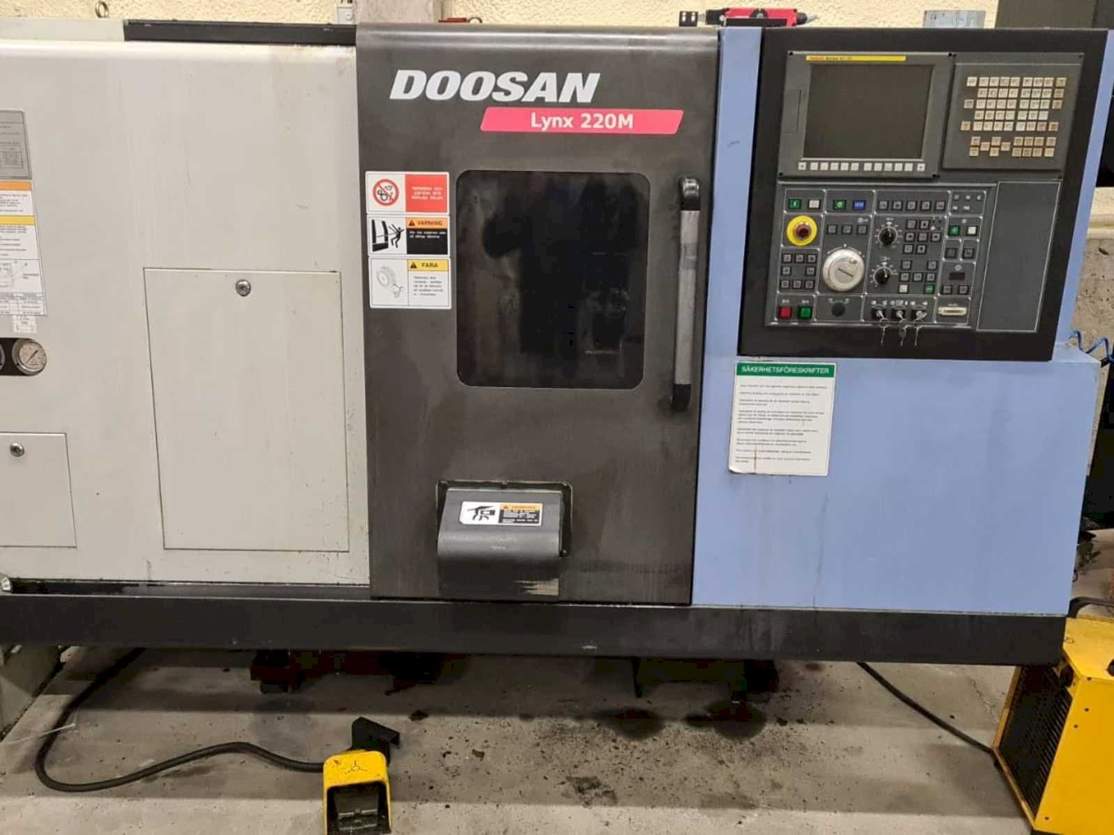 Vooraanzicht  van Doosan Lynx 220MA + bar feeder LNS Express  machine