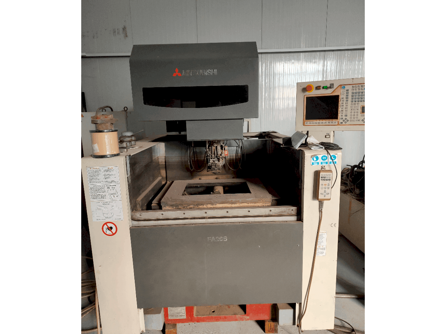 Vooraanzicht  van Mitsubishi FA20SM  machine