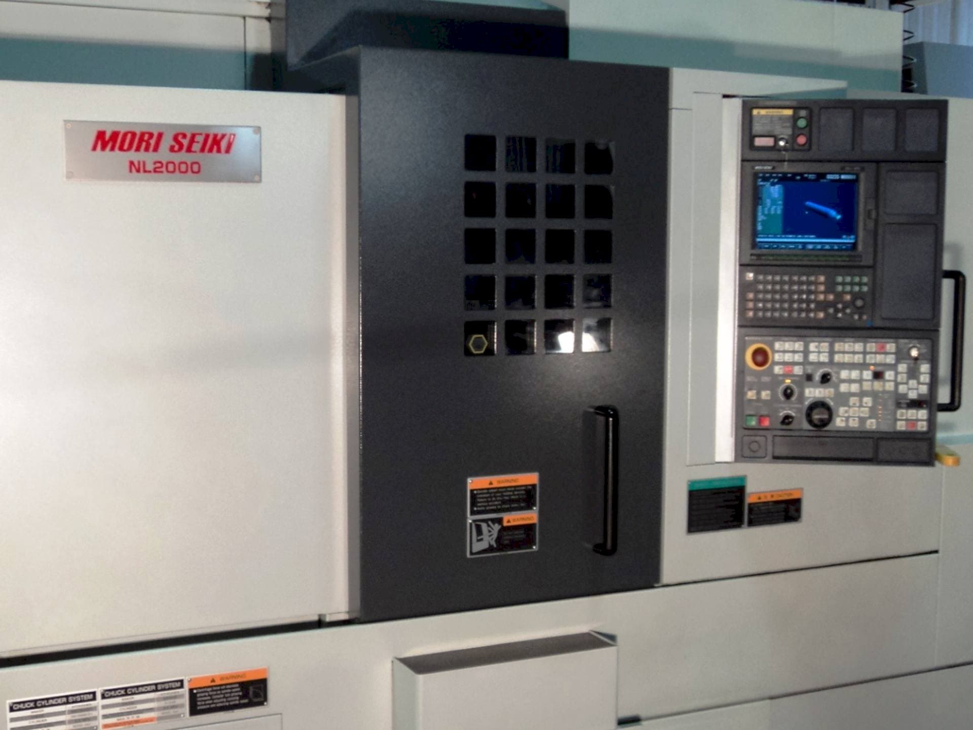 Vooraanzicht van MORI SEIKI NL 2000 SY machine