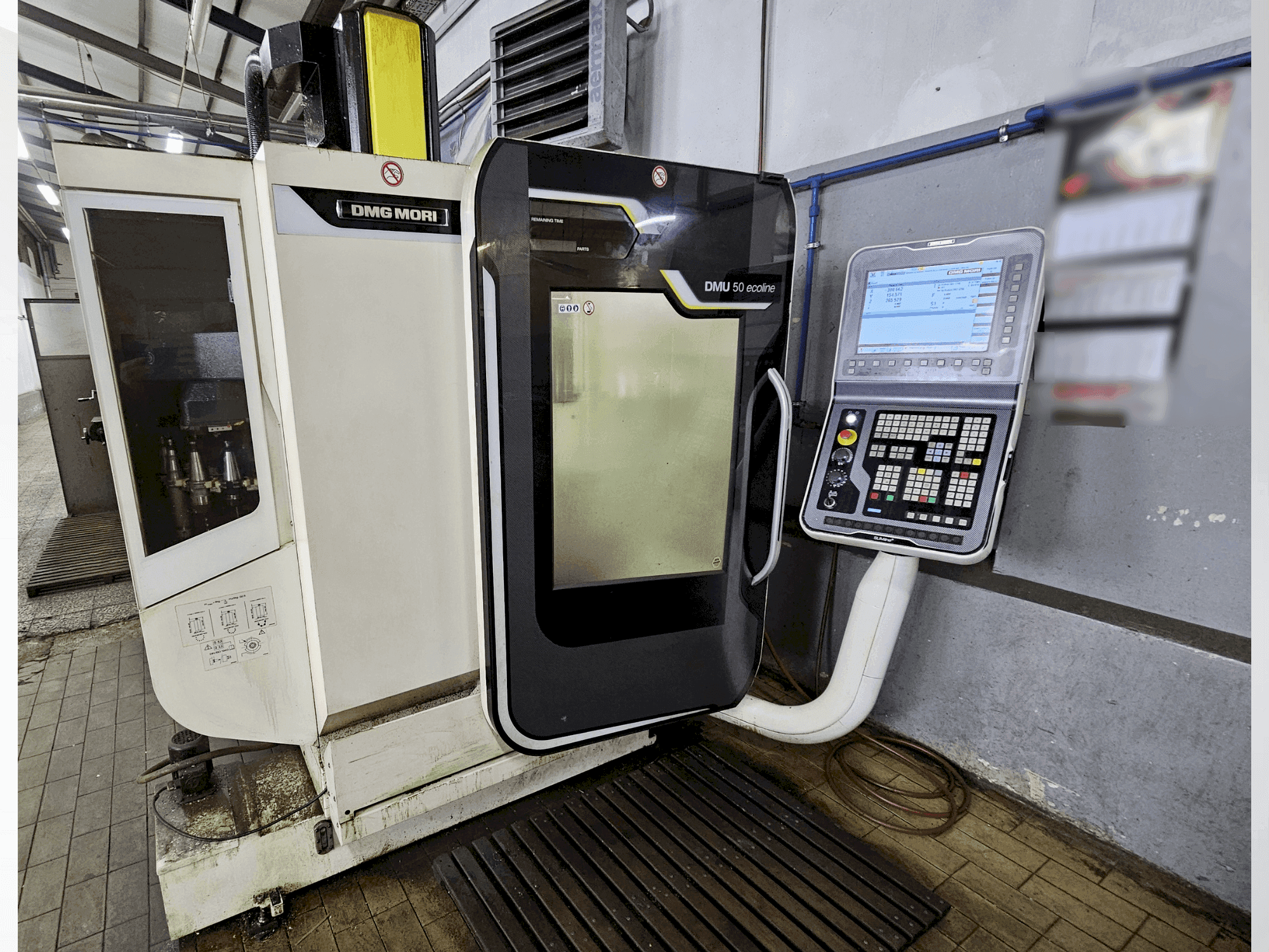 Vooraanzicht  van DMG MORI DMU 50 ecoline  machine