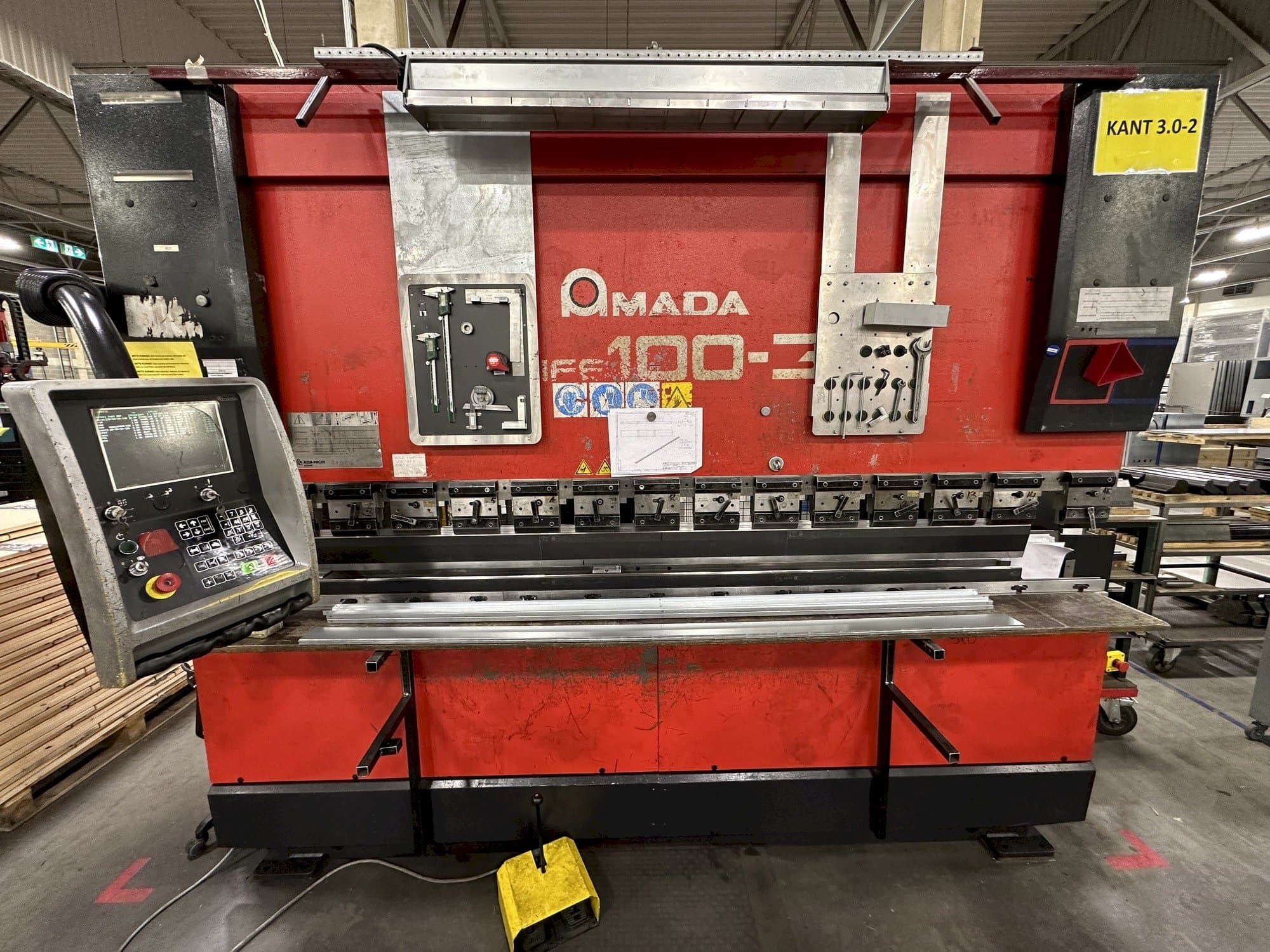 Vooraanzicht van AMADA HFE 100-3 machine