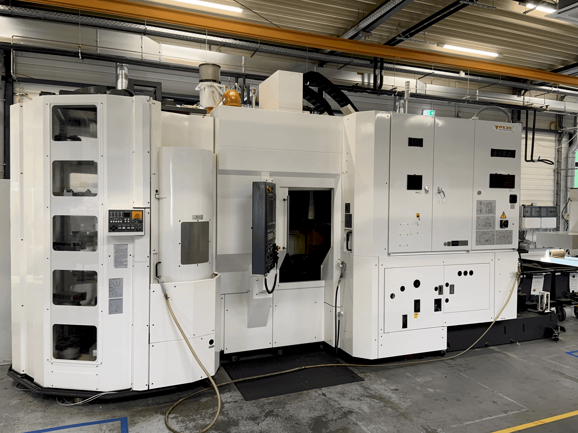 Vooraanzicht  van YASDA Px30i  machine