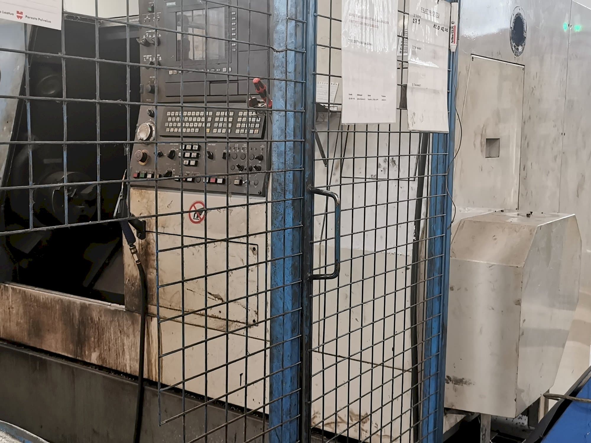 Vooraanzicht  van Hyundai HIT 250 S  machine