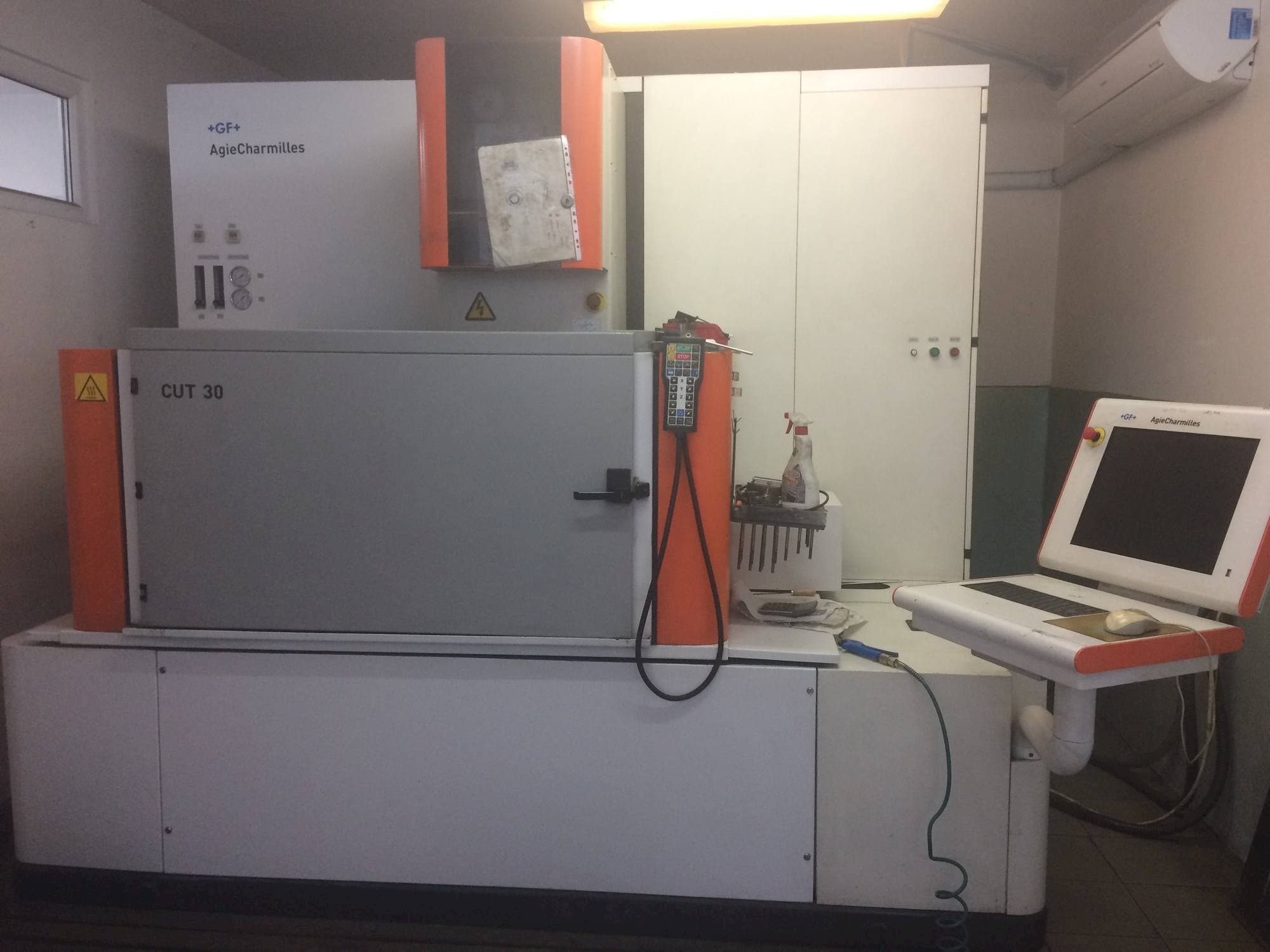 Vooraanzicht  van AgieCharmilles CUT 30P  machine