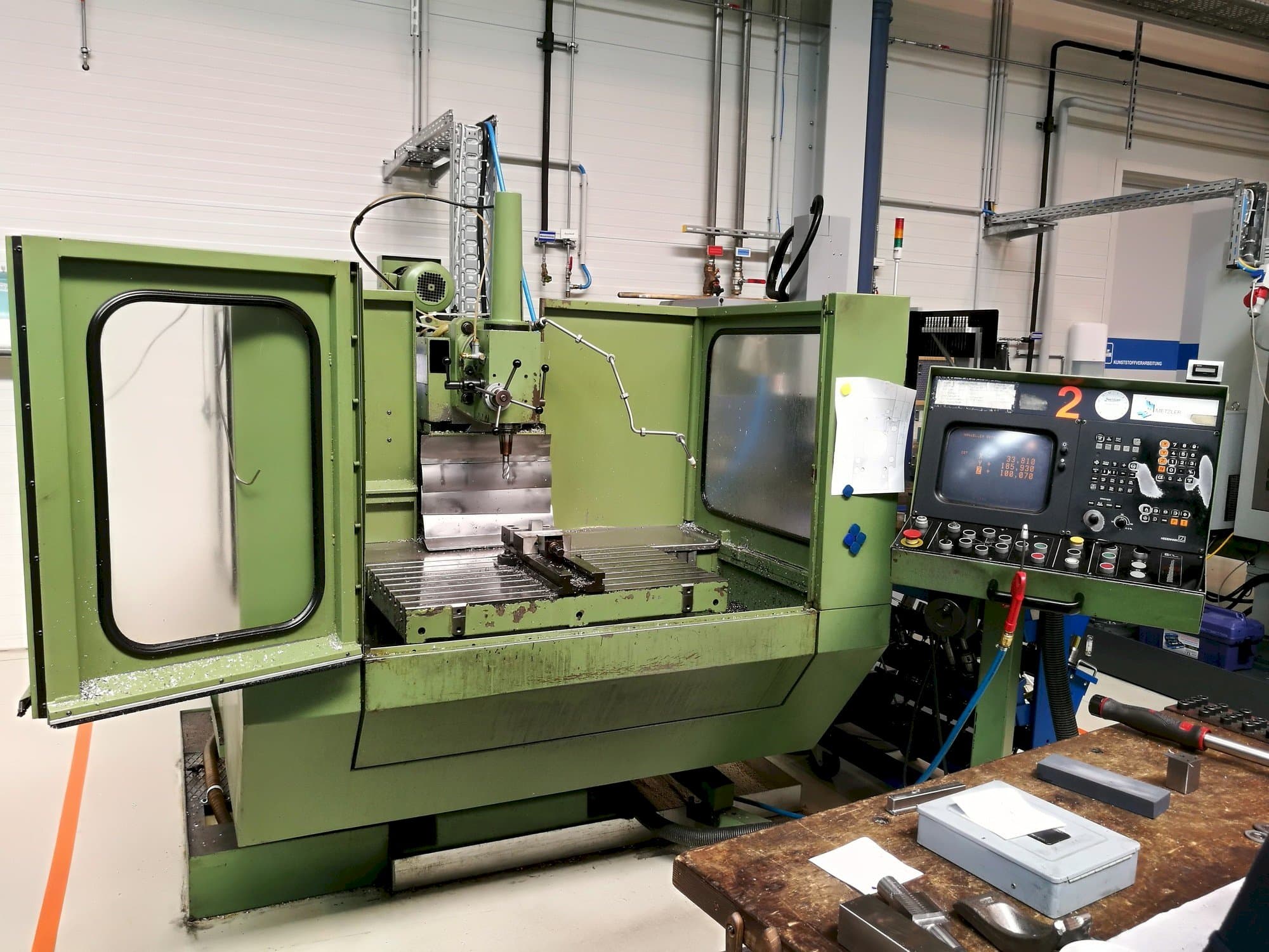 Vooraanzicht  van MIKRON WF 31  machine