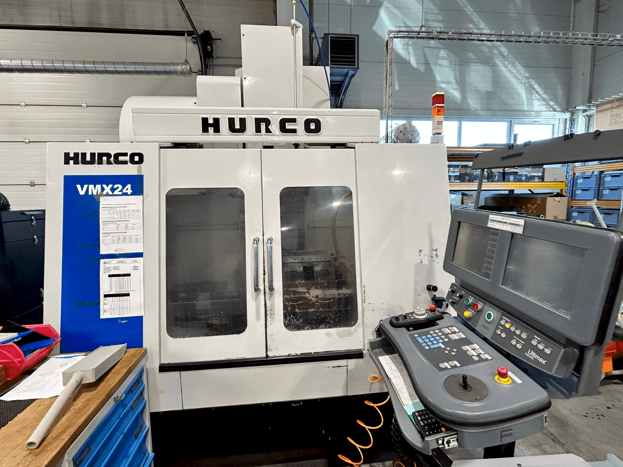 Vooraanzicht  van Hurco VMX24  machine