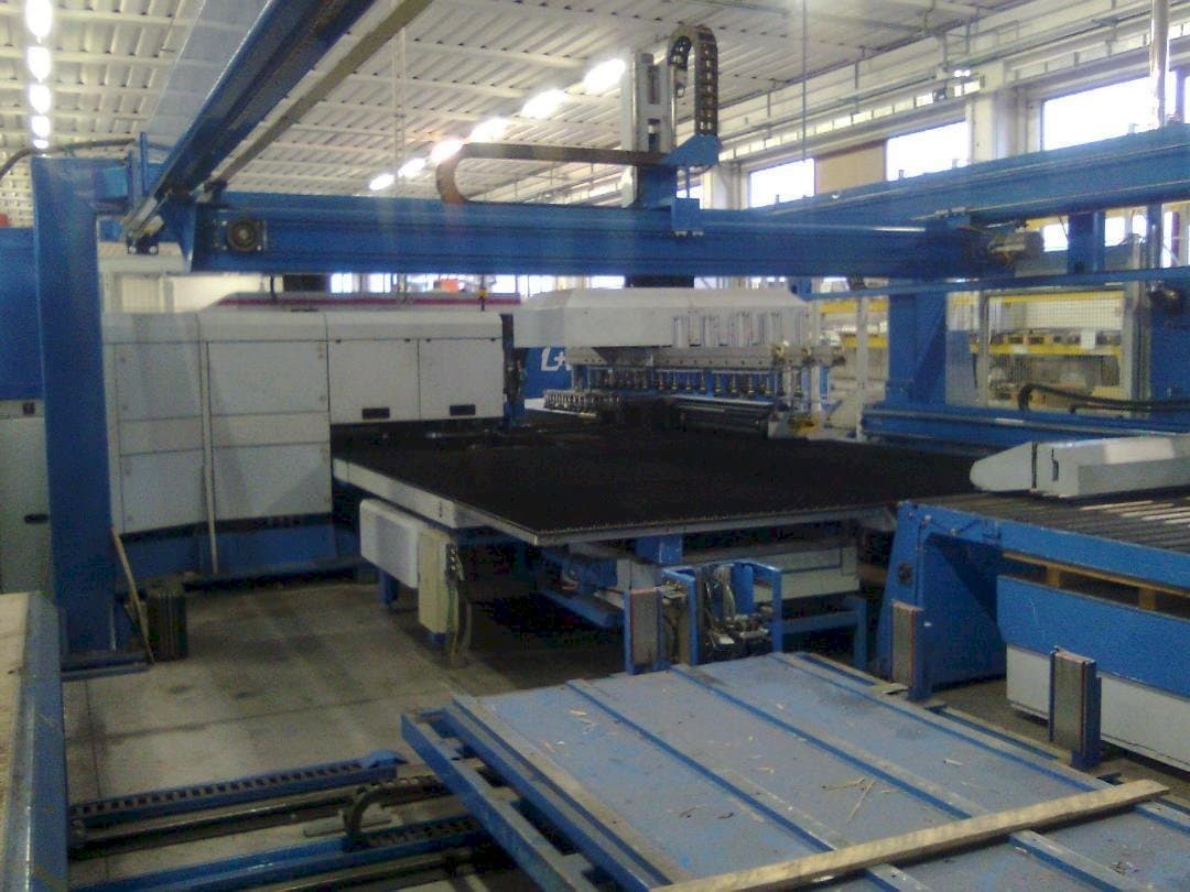 Vooraanzicht  van Finn-Power LP6  machine