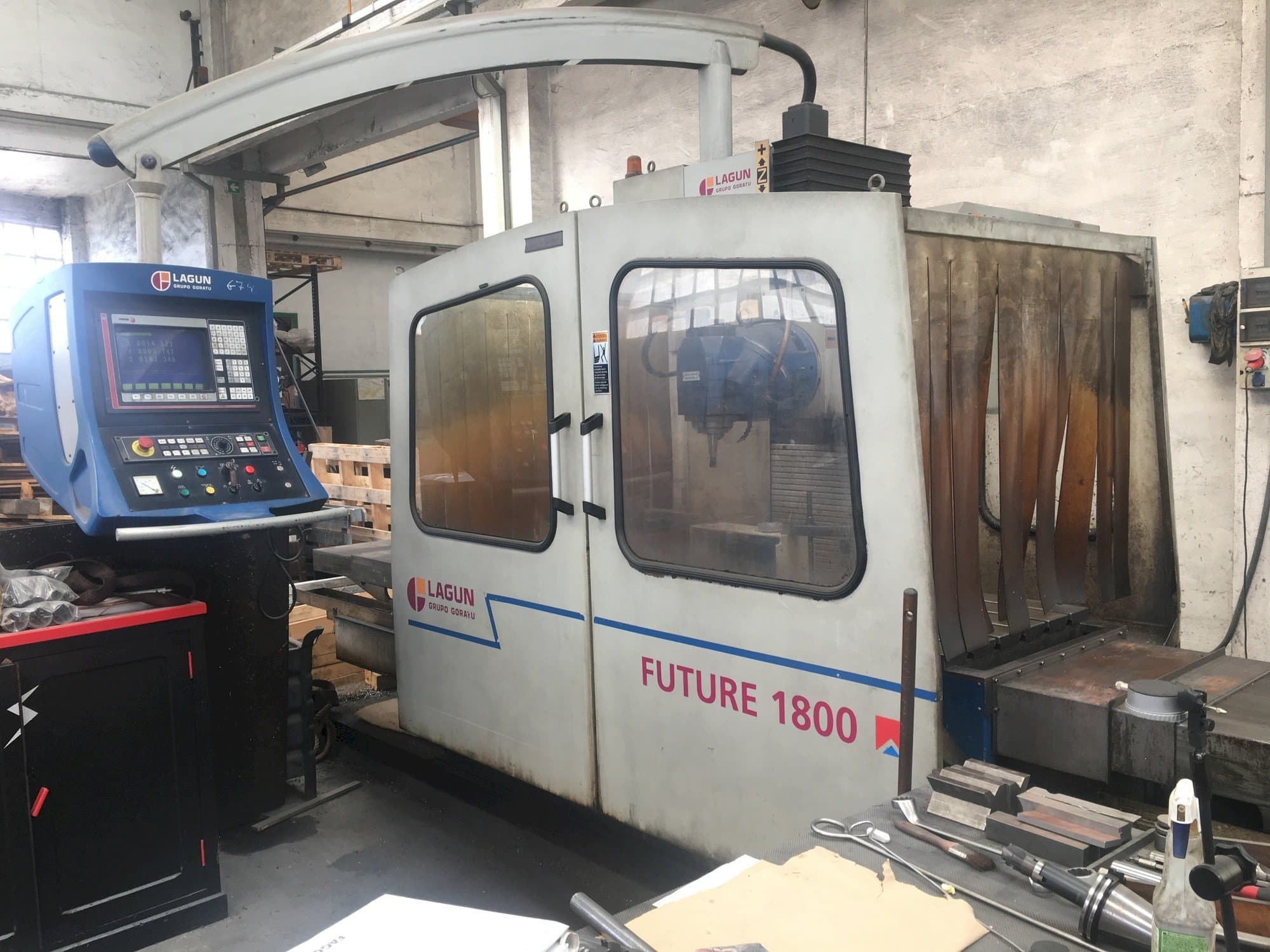 Vooraanzicht  van LAGUN Future 1800  machine