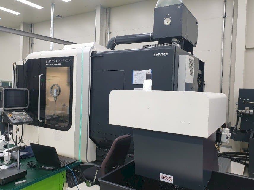 Vooraanzicht  van DMG Deckel Maho DMC 60 FD duoBLOCK  machine