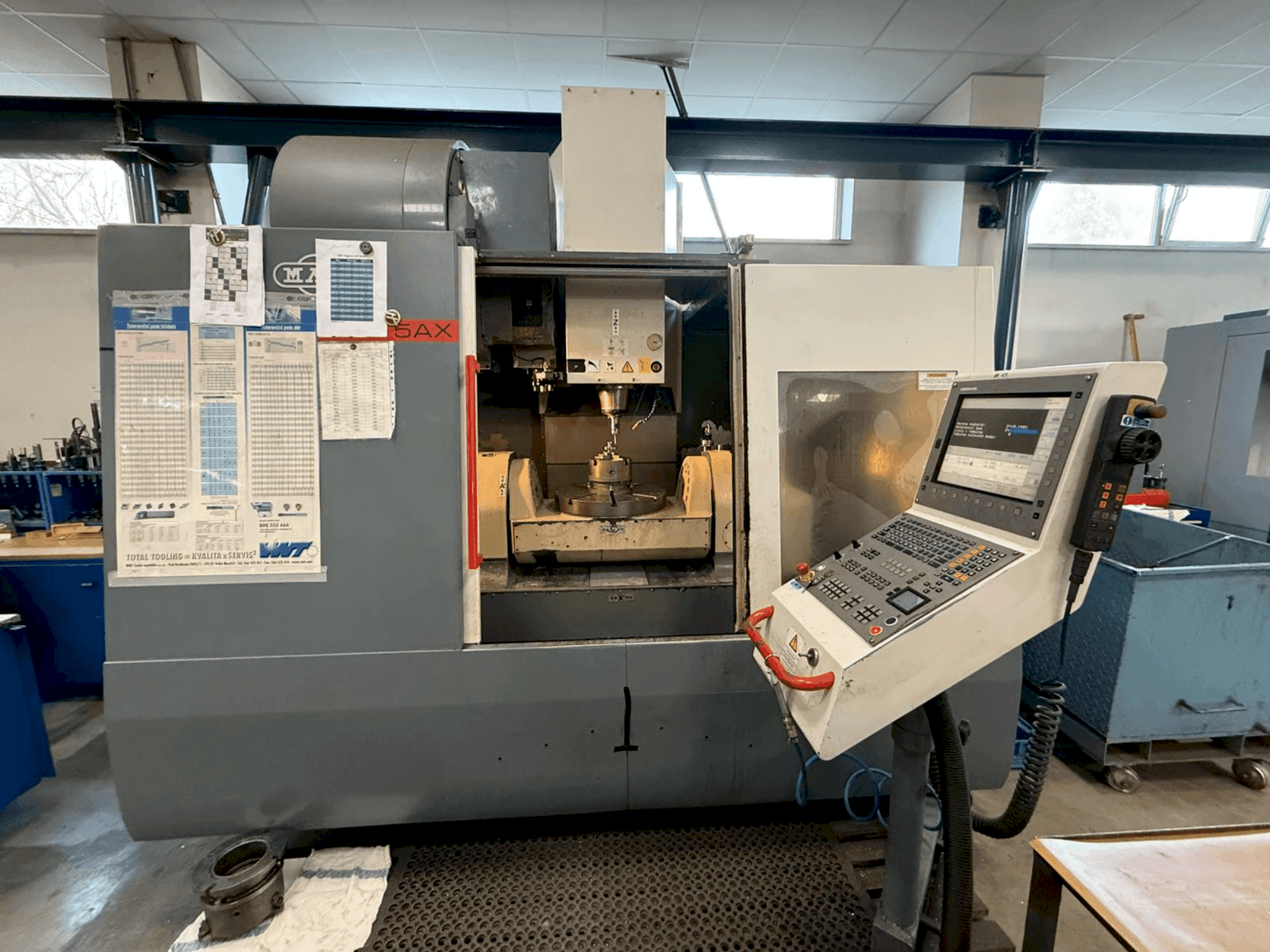 Vooraanzicht  van KOVOSVIT MAS MCV 1000 Speed 5AX  machine